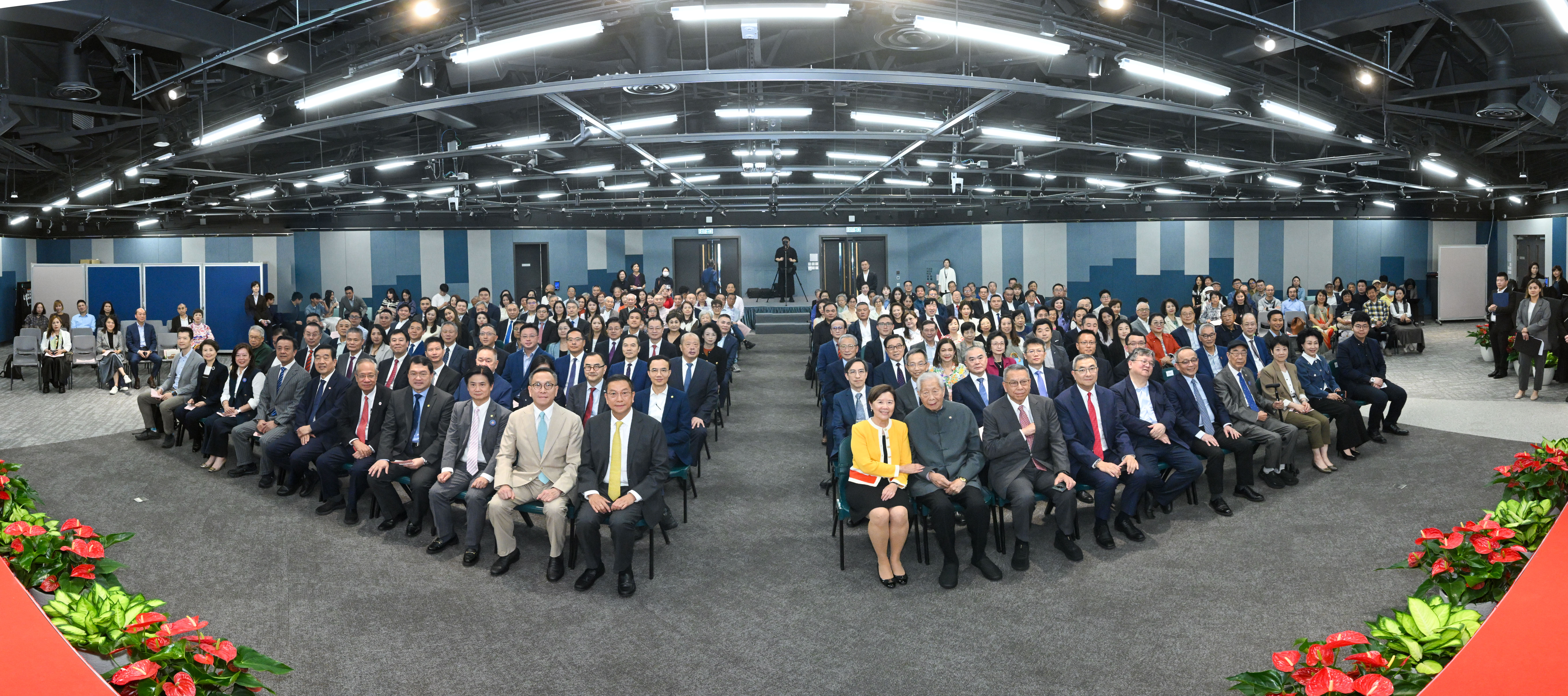 出席典禮嘉賓濟濟一堂， 共同支持科大發展。