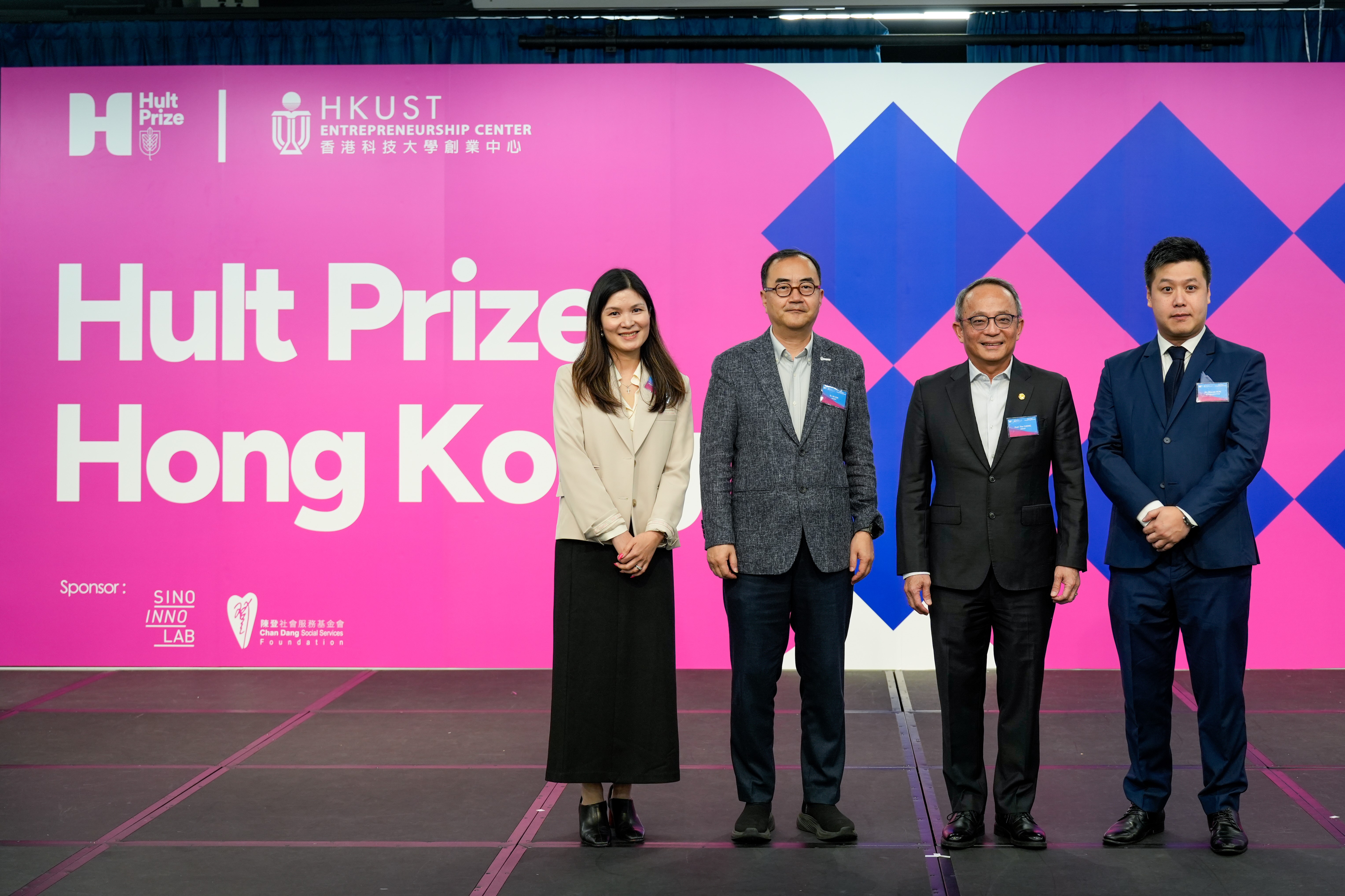 科大副校长（研究及发展）郑光廷教授（右二）、科大协理副校长（知识转移）金信哲博士（左二）、EF港澳区总经理韩文伟先生（右二）以及科大创业中心总监凌恒然教授（左一）共同主持颁奖典礼启动仪式。 