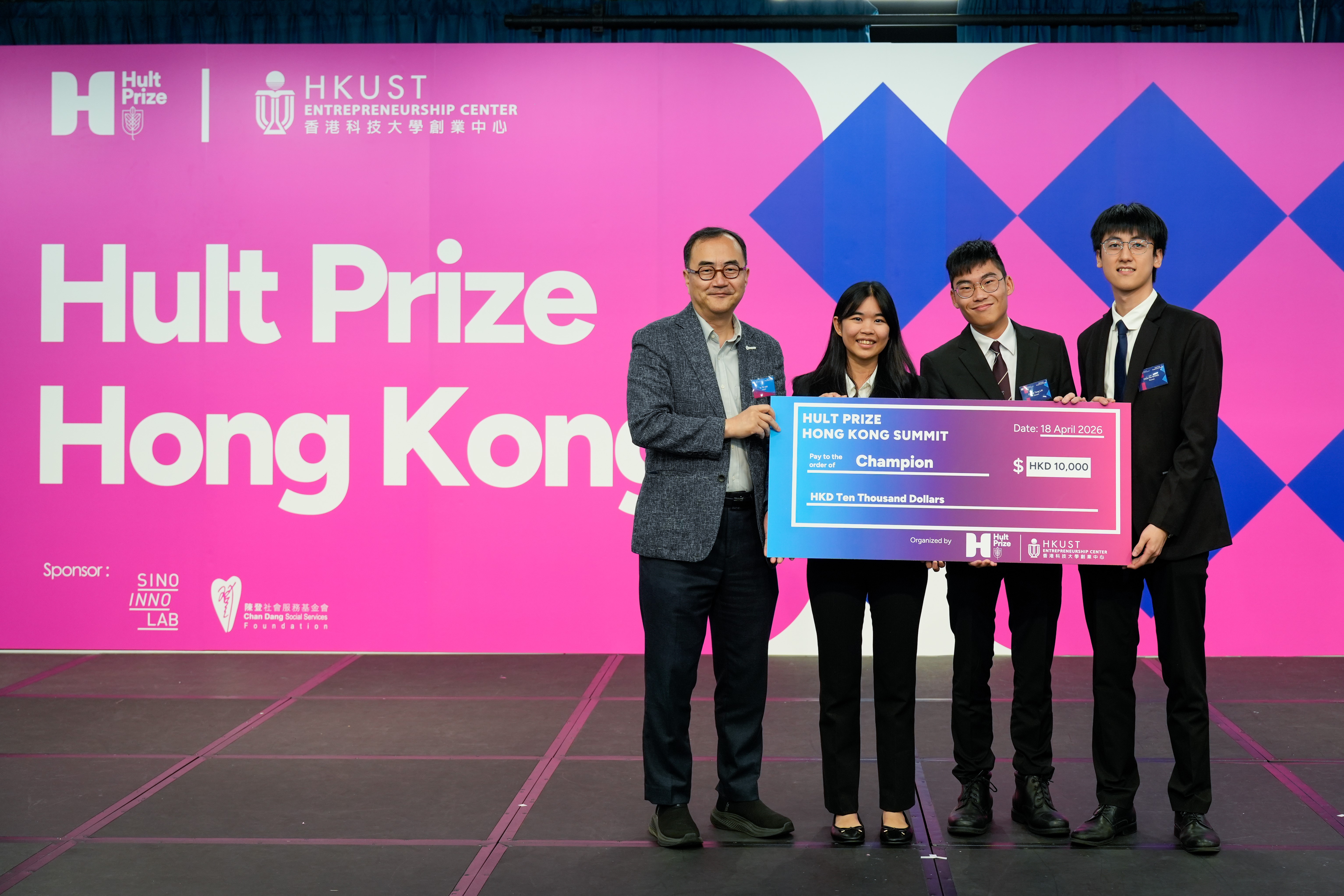  科大协理副校长（知识转移）金信哲博士（左一）颁发冠军予Thorani团队。 