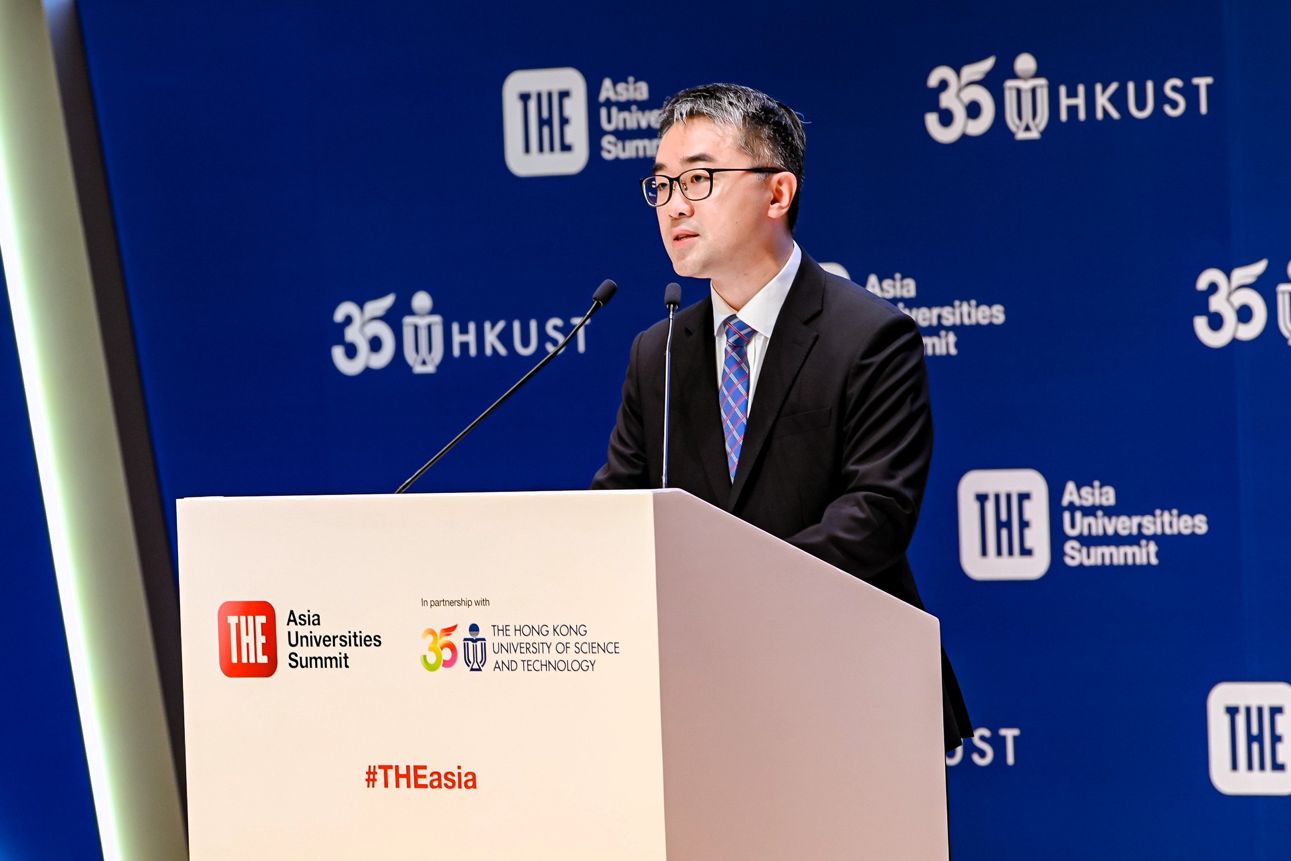 Dr. SZE Chun-Fai, Jeff delivers a speech at the ceremony, highlighting Hong Kong's unique position as an international education.