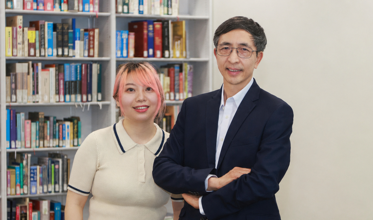 Prof. LI Ping, Dean of the School of Humanities and Social Science and Chair Professor of Psychology and Cognitive Science at HKUST (right) and Dr. PENG Yingying, HKUST Postdoctoral Fellow and the paper’s first author (left). Prof. Li led the research team to find that a brief one-on-one pre-lecture conversation—whether with a human or an AI instructor—improves students’ neural synchrony and learning outcomes.
