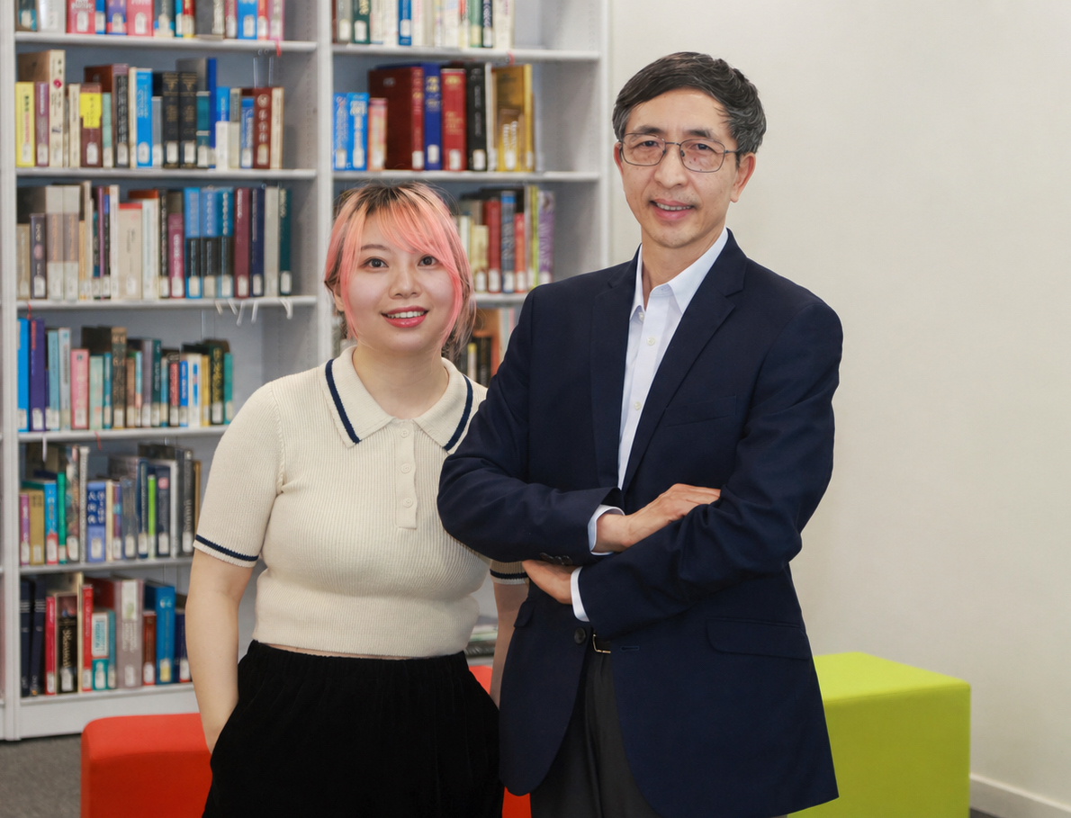 科大人文社会科学学院院长兼心理学及认知科学讲座教授李平教授（右）与论文第一作者、科大博士后研究员彭颖滢博士（左）合照。李教授领导的研究团队发现，学生在观看线上教学视频前，若先与真人或AI教师进行简短对话，可有效促进学生的大脑活动同步，提升整体学习效果。