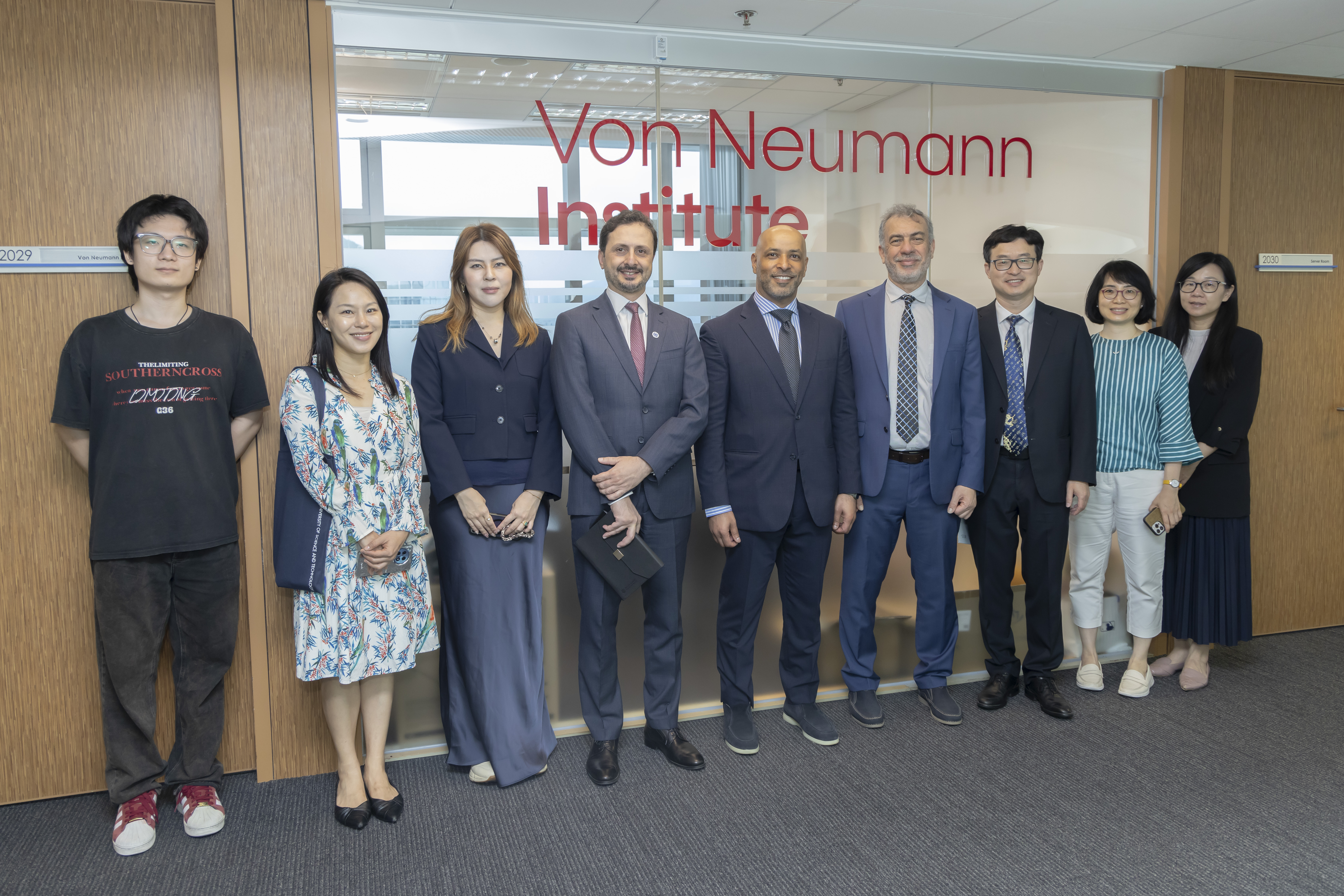 The delegation exchange ideas with the researchers at HKUST Von Neumann Institute.