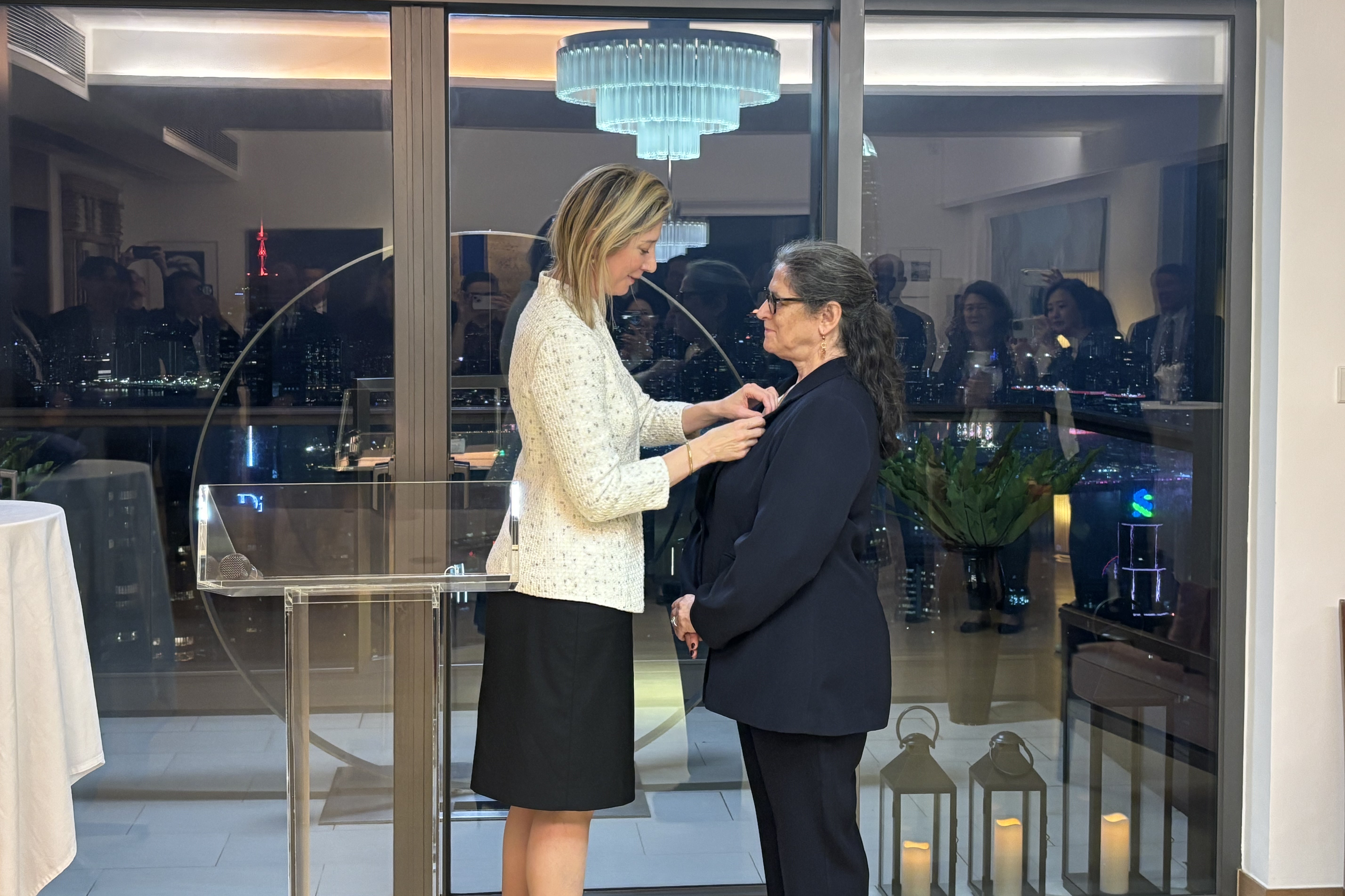 Prof. Veronique LAFON-VINAIS, Adjunct Associate Professor in the Department of Finance at HKUST Business School (right) is bestowed the rank of “Chevalier de l’Ordre National du Mérite” presented by Mrs. Christile DRULHE, Consul General of France in Hong Kong and Macau (left).