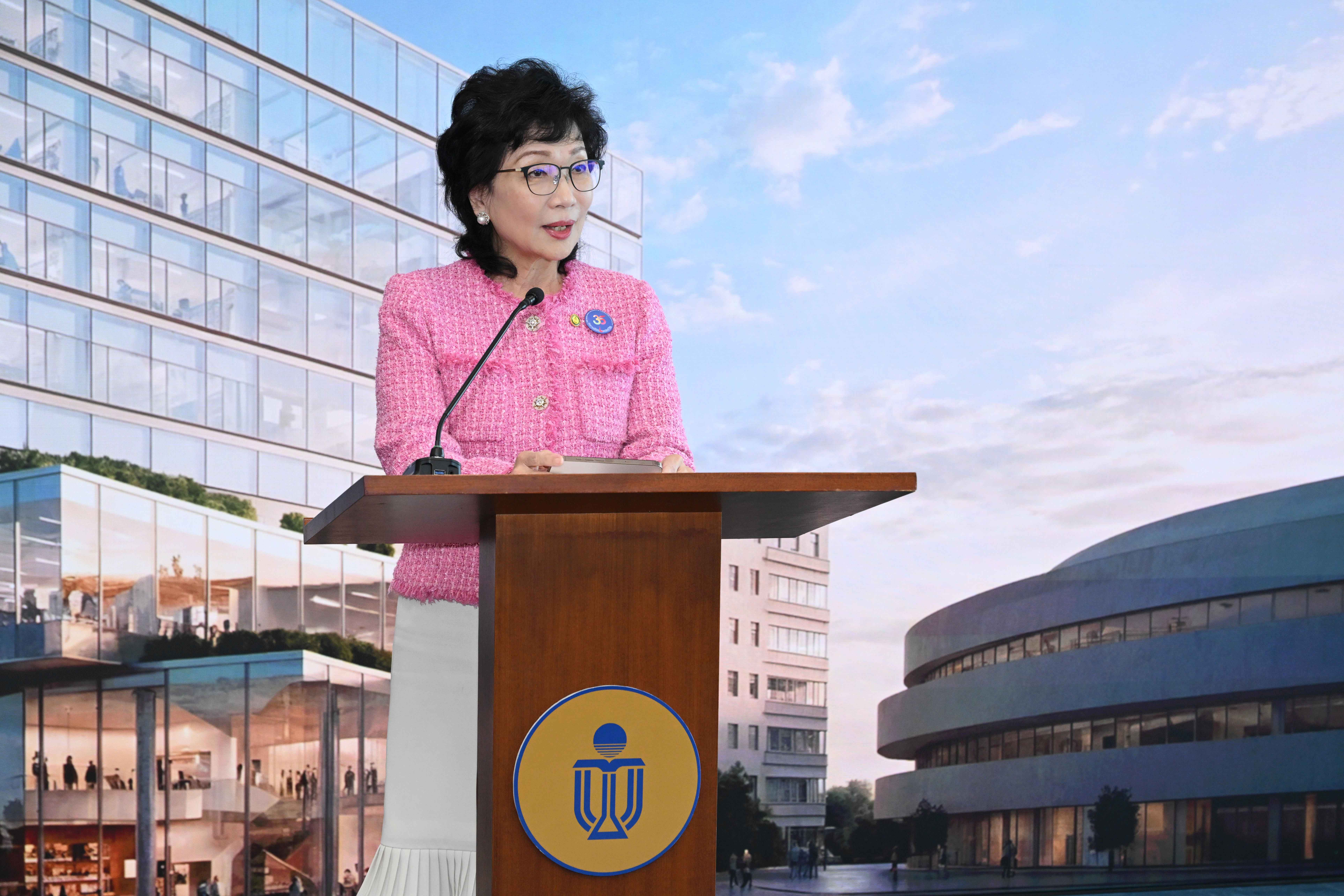 Ms. Edith Shih, Vice-Chairperson of the University Council and Chair of the Search Committee, delivered a speech.