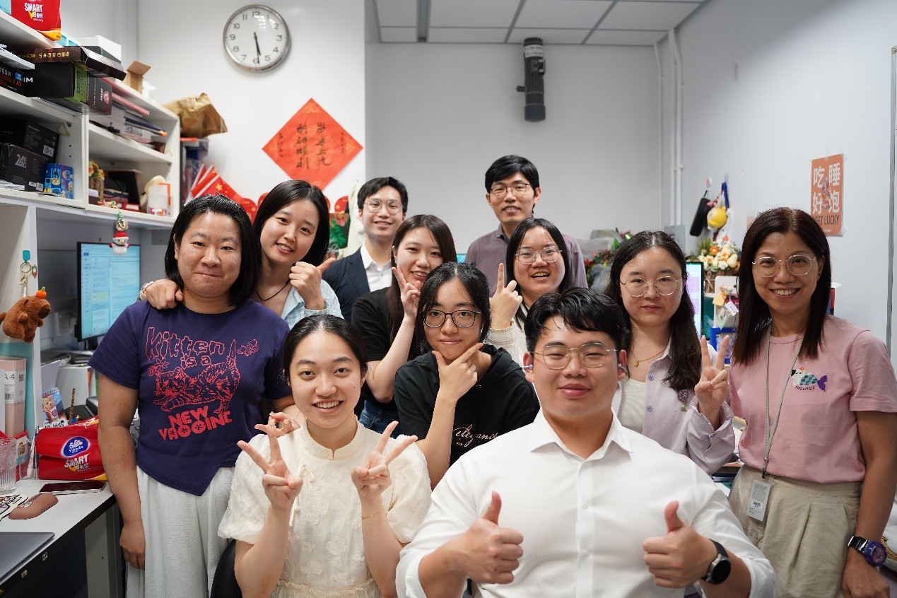 Professor Zhen LIU’s research team at HKUST. The study was primarily conducted by Yang WU (second left), with contributions from LIANG Binrun, CAO Jiaying, and WONG Pui-Yee contributed to this work.