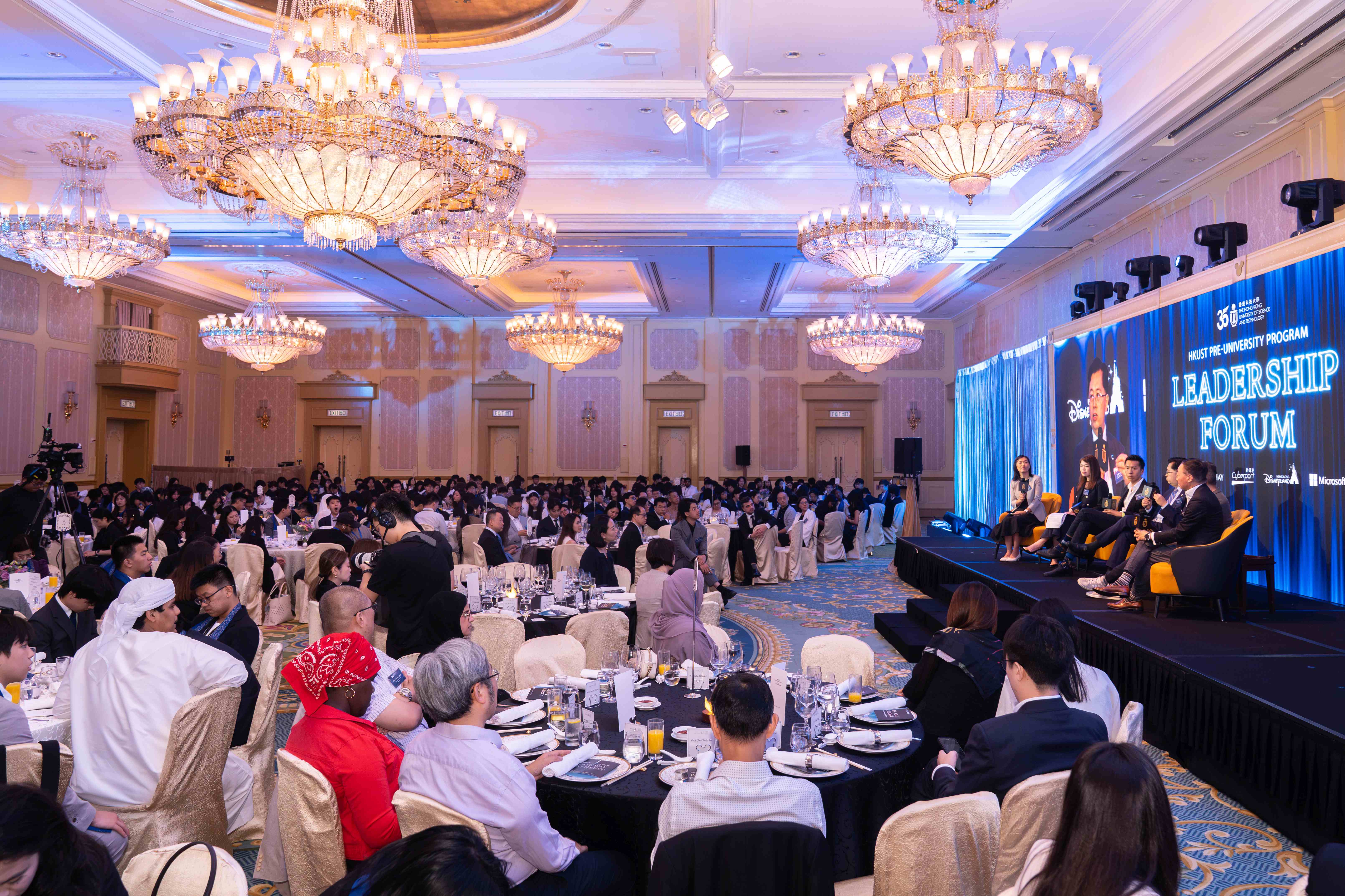 Over 800 students, industry leaders, partners, and members of the HKUST community gathered at Hong Kong Disneyland Resort for the HKUST Pre-University Program Leadership Forum cum Gala Dinner, exploring the theme “AI, Humanity and the Future of Leadership” and celebrating the successful conclusion of the inaugural Pre-University Program.