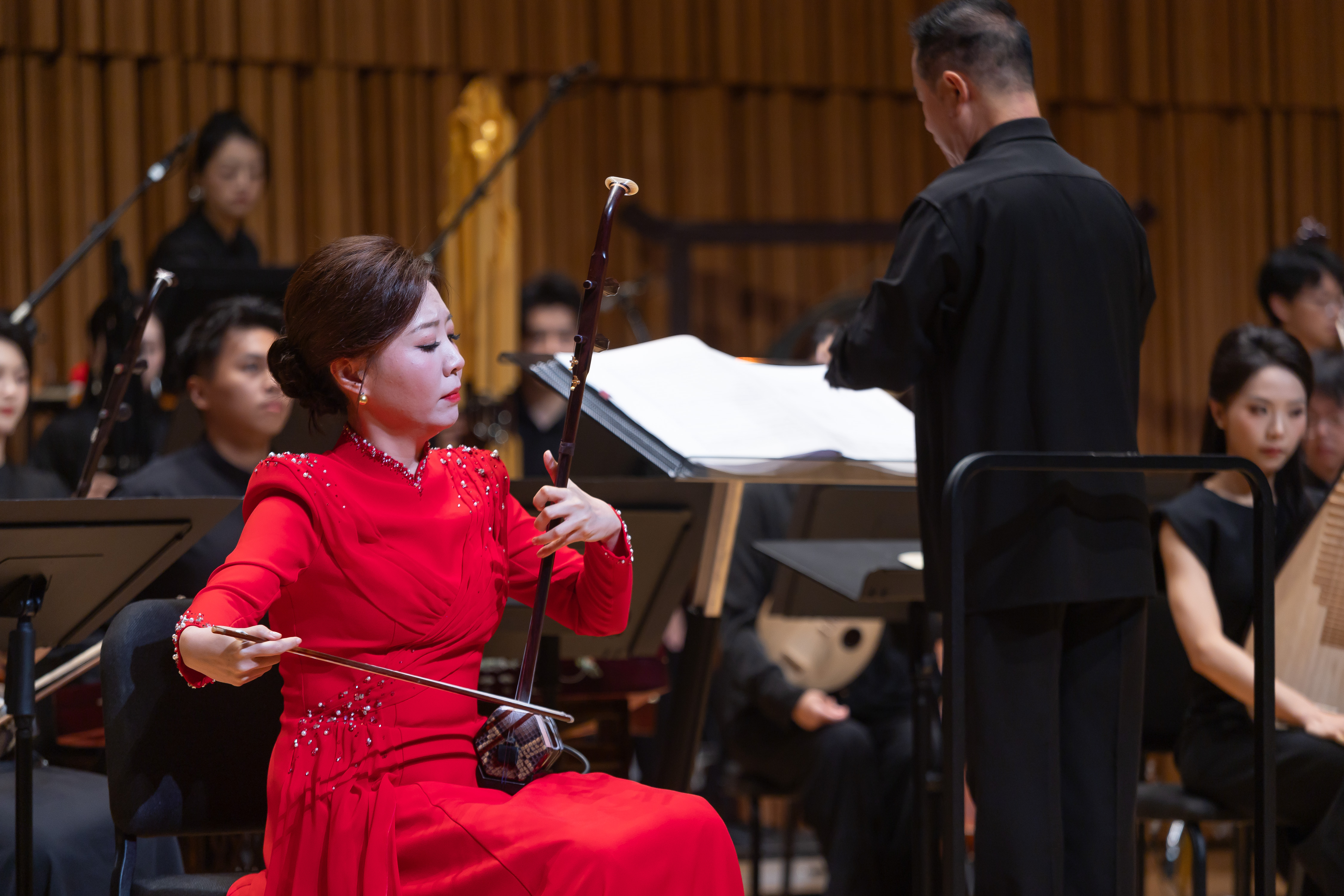 "The Melody of Eternal Harmony" special concert brought together the Chinese Orchestra of Zhejiang Conservatory of Music and a number of internationally acclaimed musicians. Together, they delivered a captivating programme of Chinese orchestral masterpieces that seamlessly blended traditional heritage with contemporary elements.