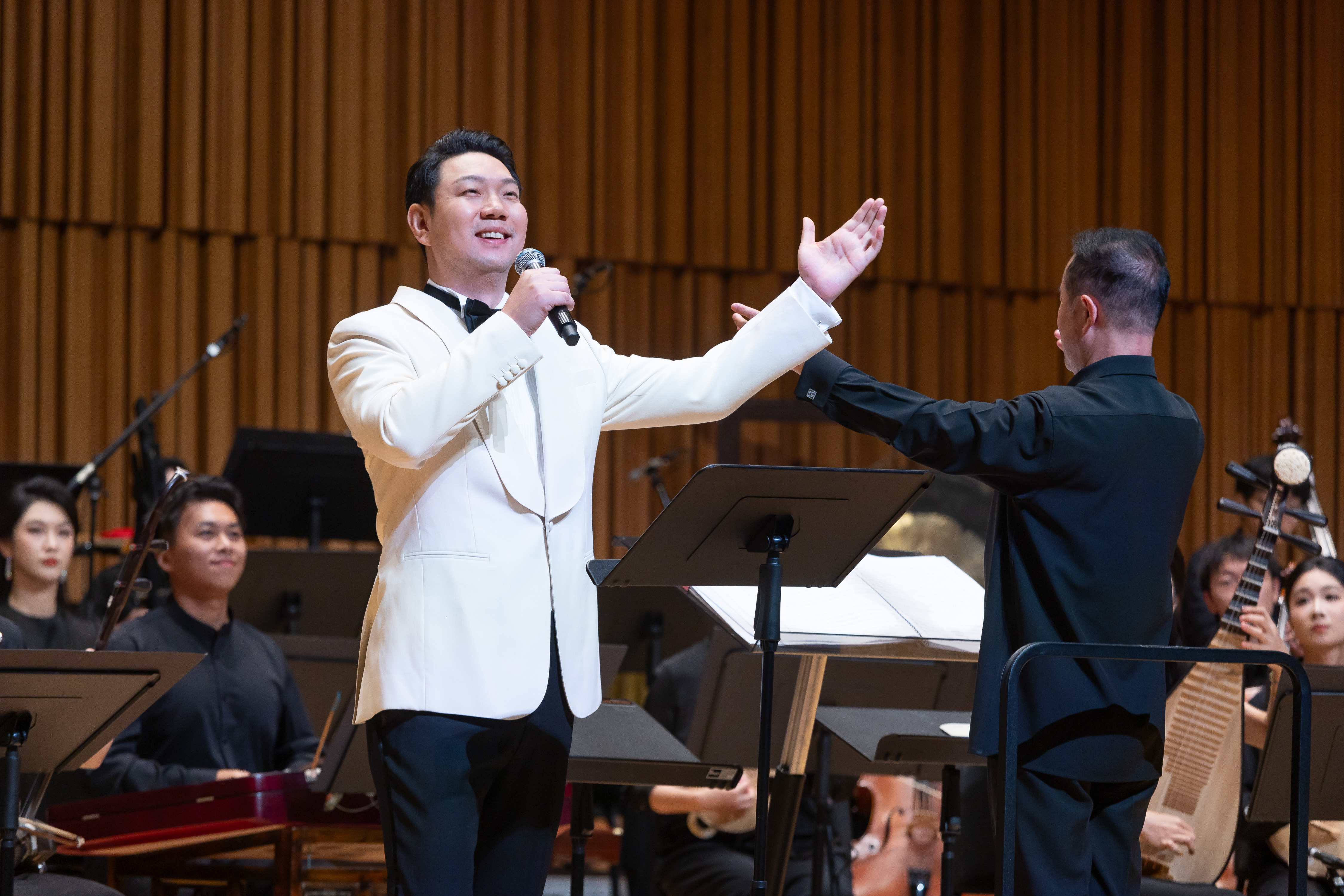 "The Melody of Eternal Harmony" special concert brought together the Chinese Orchestra of Zhejiang Conservatory of Music and a number of internationally acclaimed musicians. Together, they delivered a captivating programme of Chinese orchestral masterpieces that seamlessly blended traditional heritage with contemporary elements.