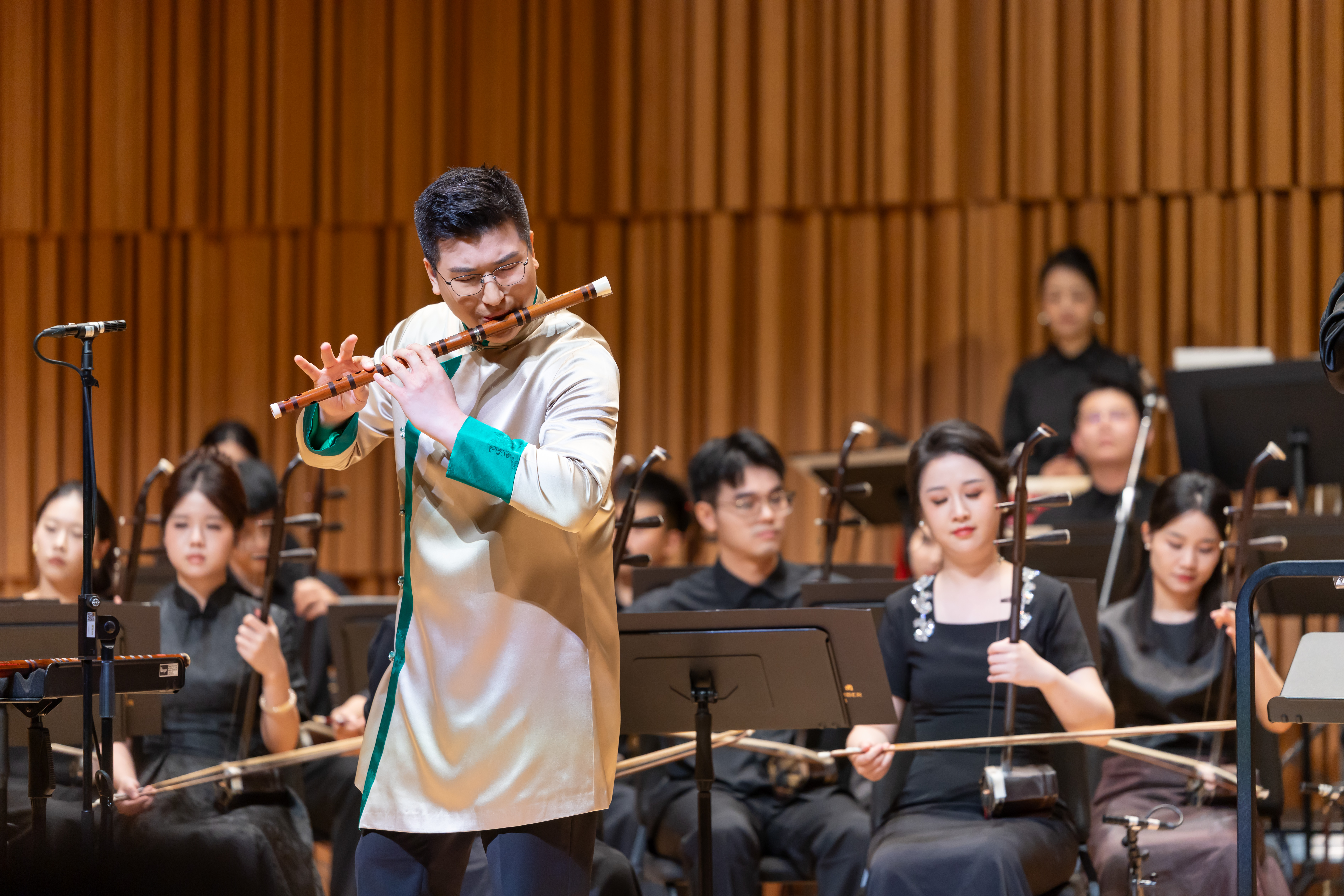 "The Melody of Eternal Harmony" special concert brought together the Chinese Orchestra of Zhejiang Conservatory of Music and a number of internationally acclaimed musicians. Together, they delivered a captivating programme of Chinese orchestral masterpieces that seamlessly blended traditional heritage with contemporary elements.
