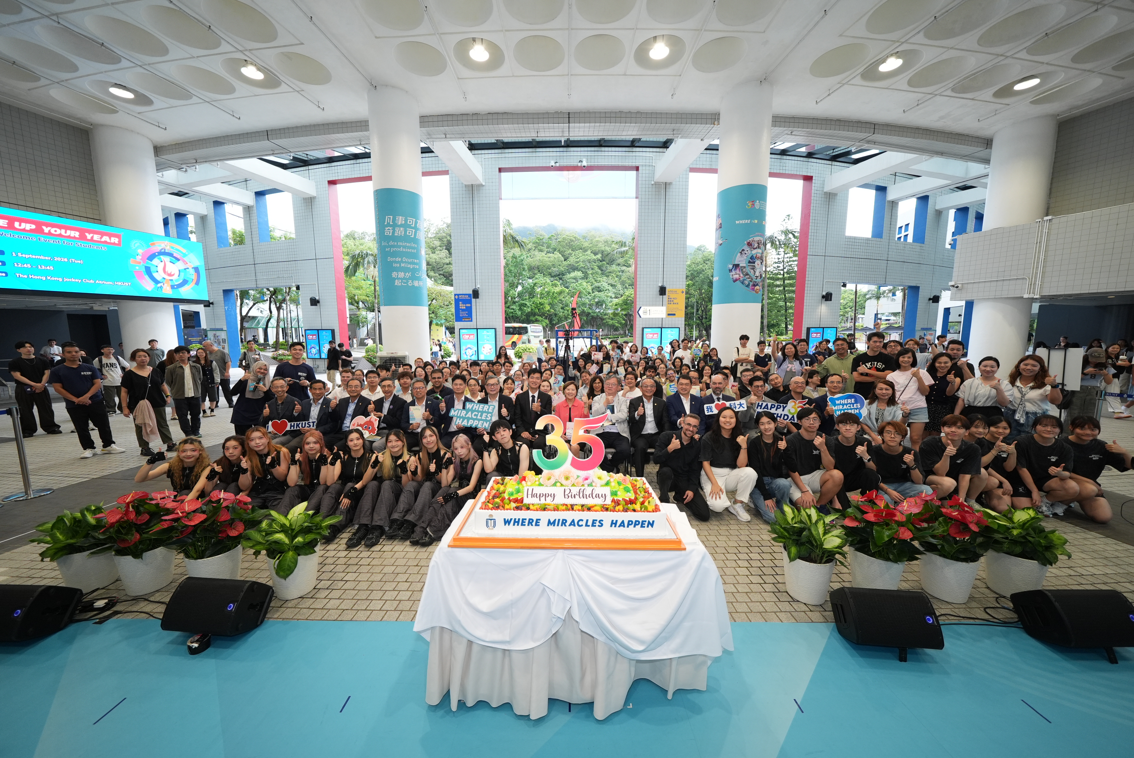 一眾大學管理層、院長、教職員、校友及學生表演團隊於現場大合照，一同為科大35周年校慶迎新活動留念。