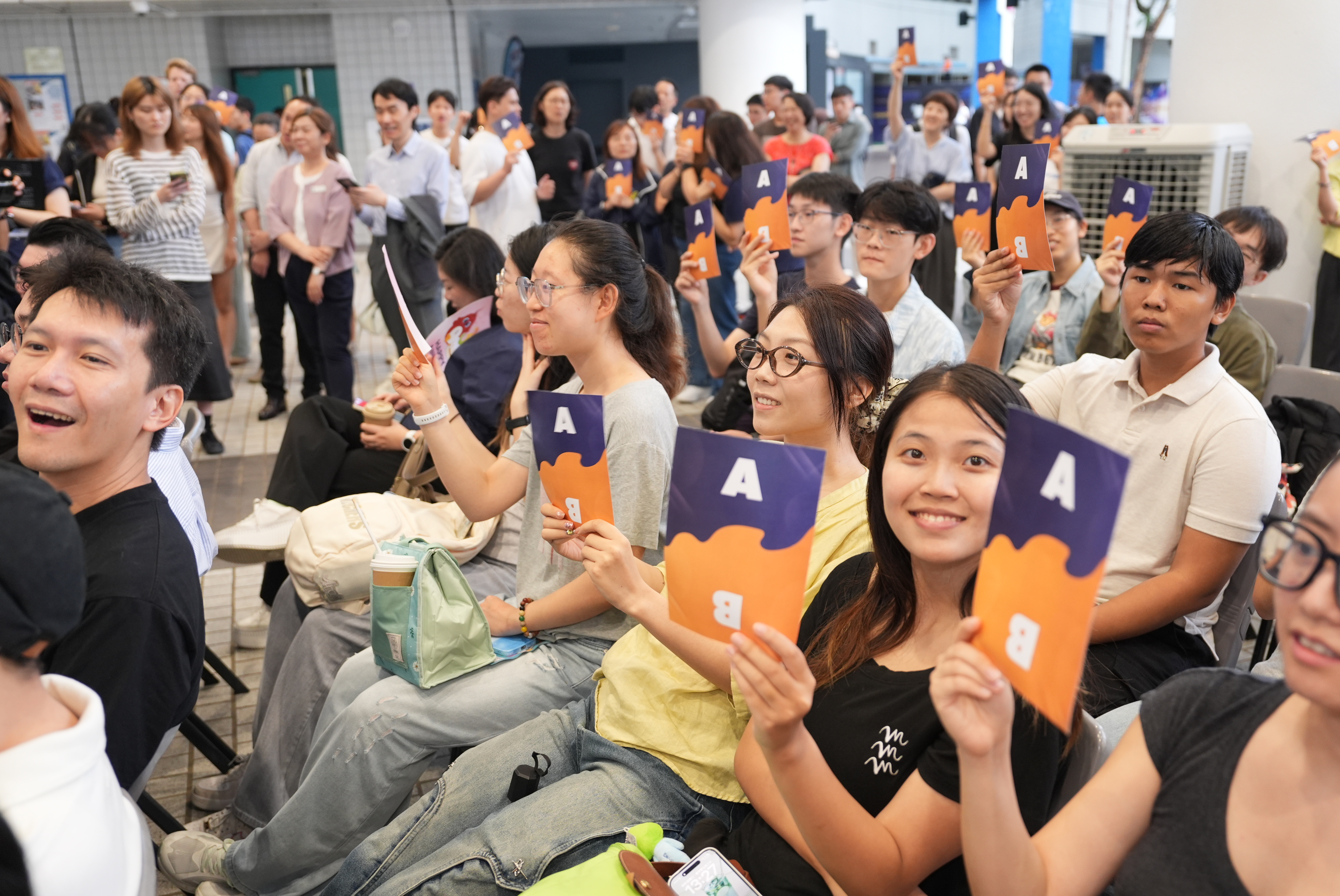 科大管理層及各學院院長於現場與學生進行互動問答遊戲。