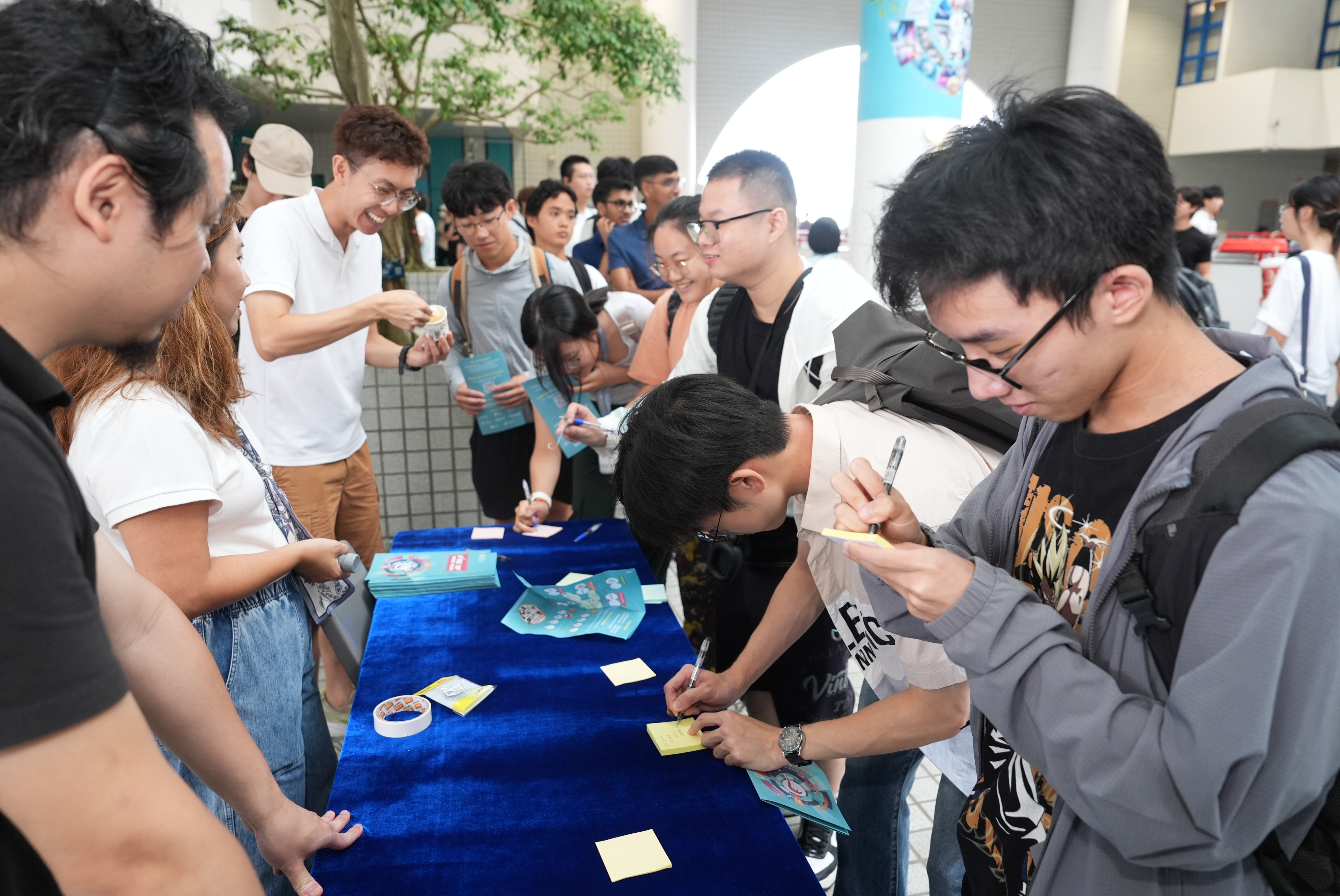 學生在校園遊戲攤位前參與任務、收集印章及兌換紀念品。