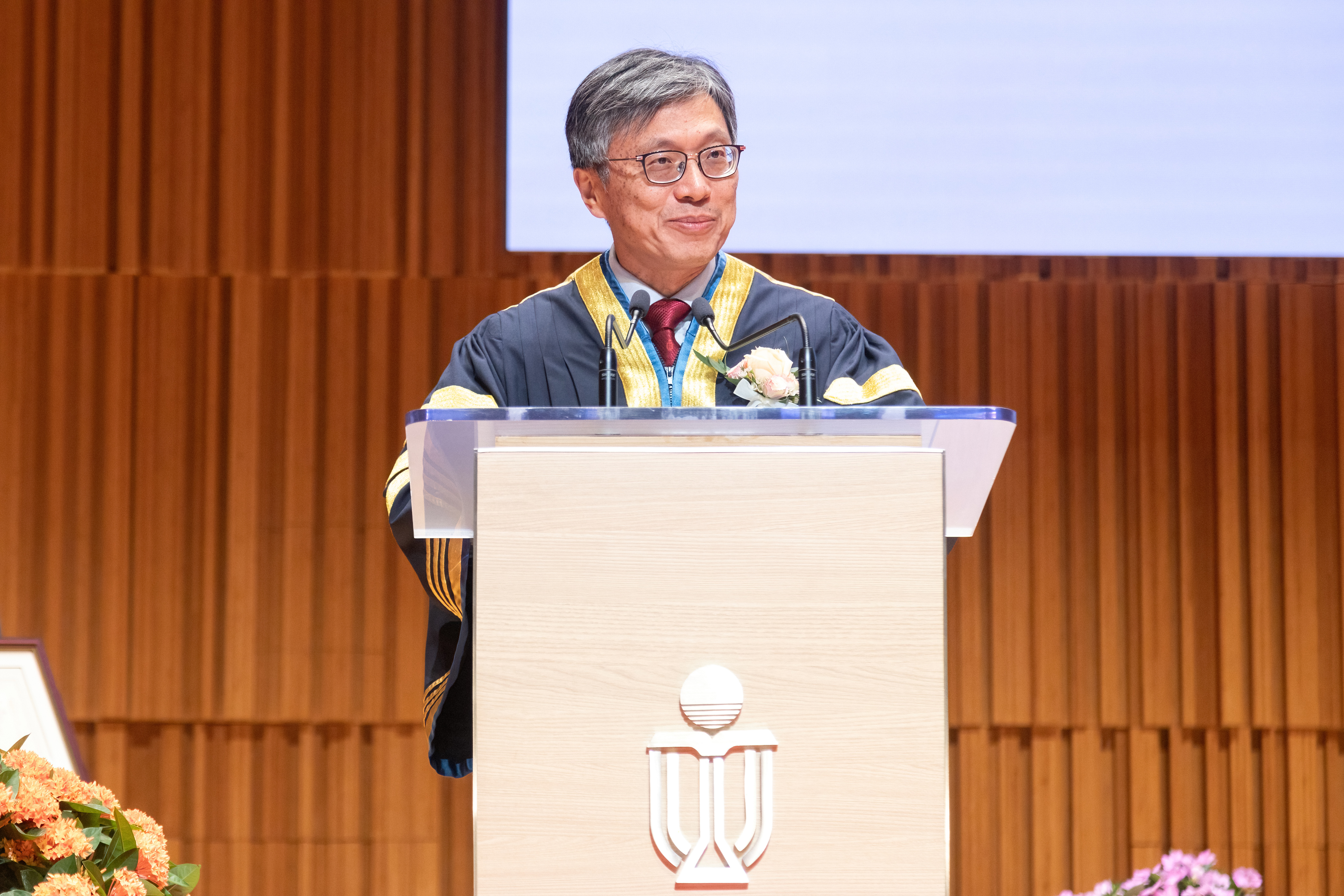 科大校董會主席沈向洋教授向五位傑出人士頒授榮譽大學院士銜。