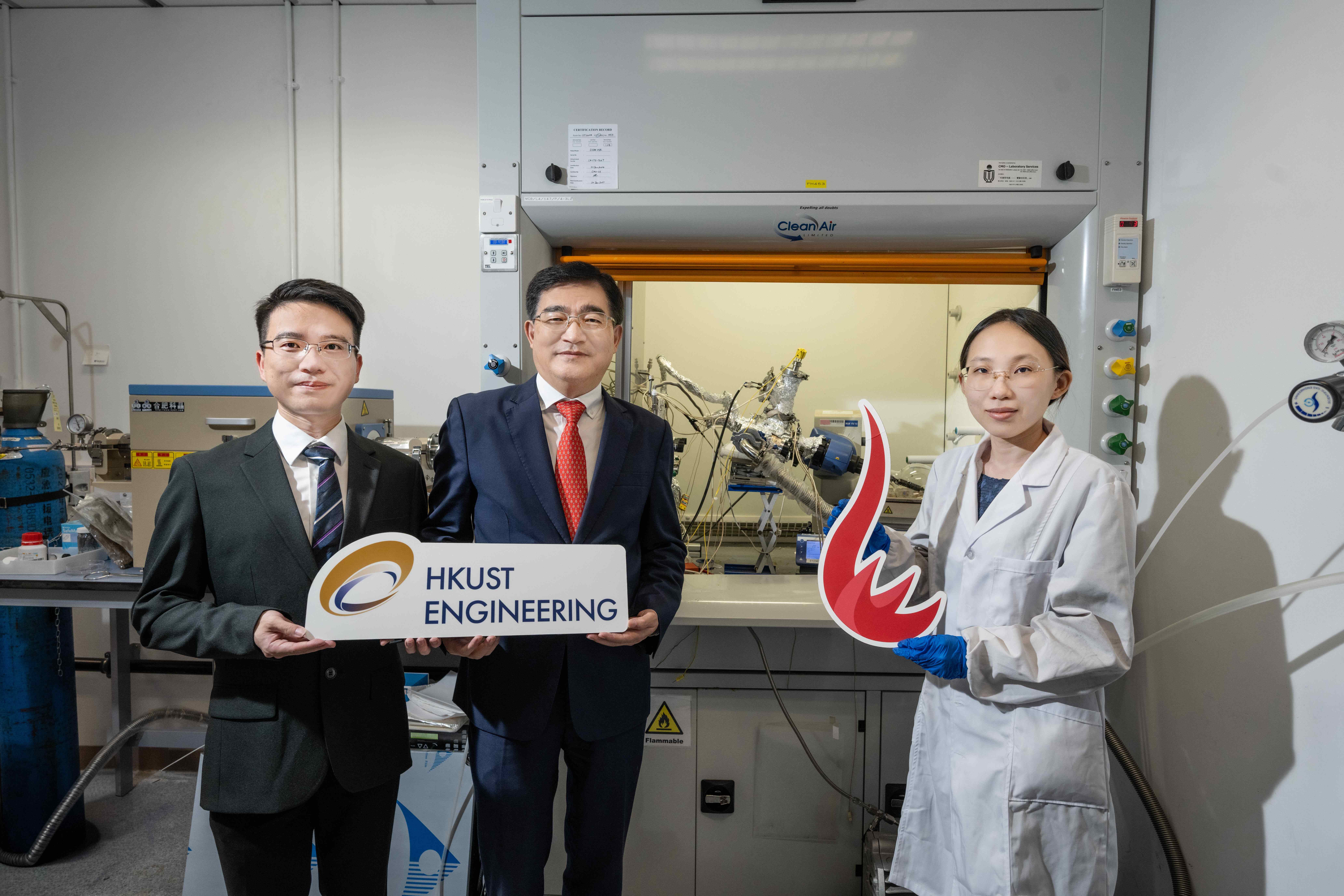 科大化学及生物工程学系讲座教授陈国华教授（中）领导的研究团队，团队成员包括化学及生物工程学系研究助理教授刘强博士（左）及博士后研究员刘雨桐博士（右）。团队成功研发出一款创新「仿生软骨纳米涂层」，能从源头有效抑制电池正极物料颗粒的老化与损耗。