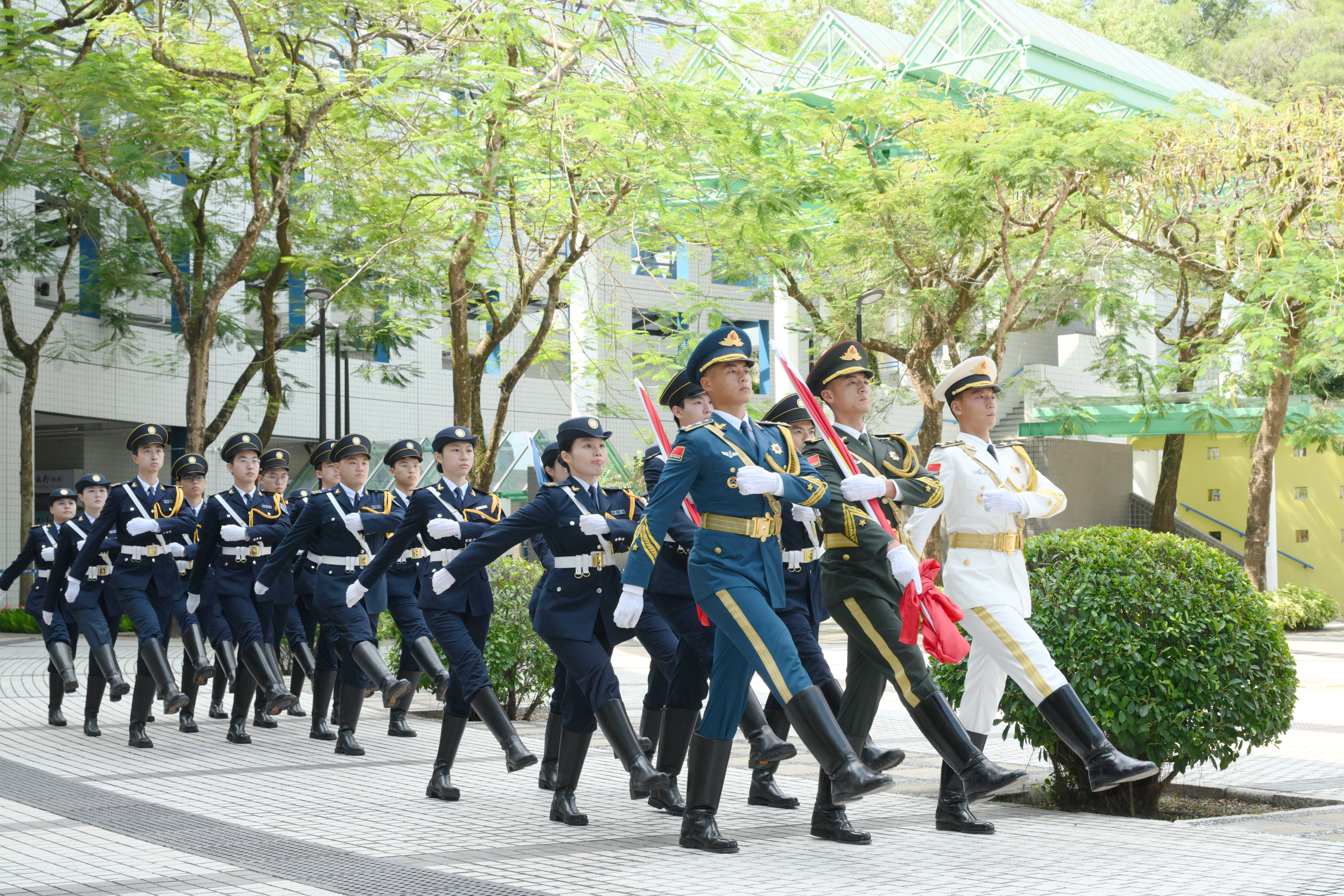 The People's Liberation Army Hong Kong Garrison and the University’s Flag Guard Team, formed by dedicated current students and alumni, marched in with exceptional discipline and precision during the ceremony.