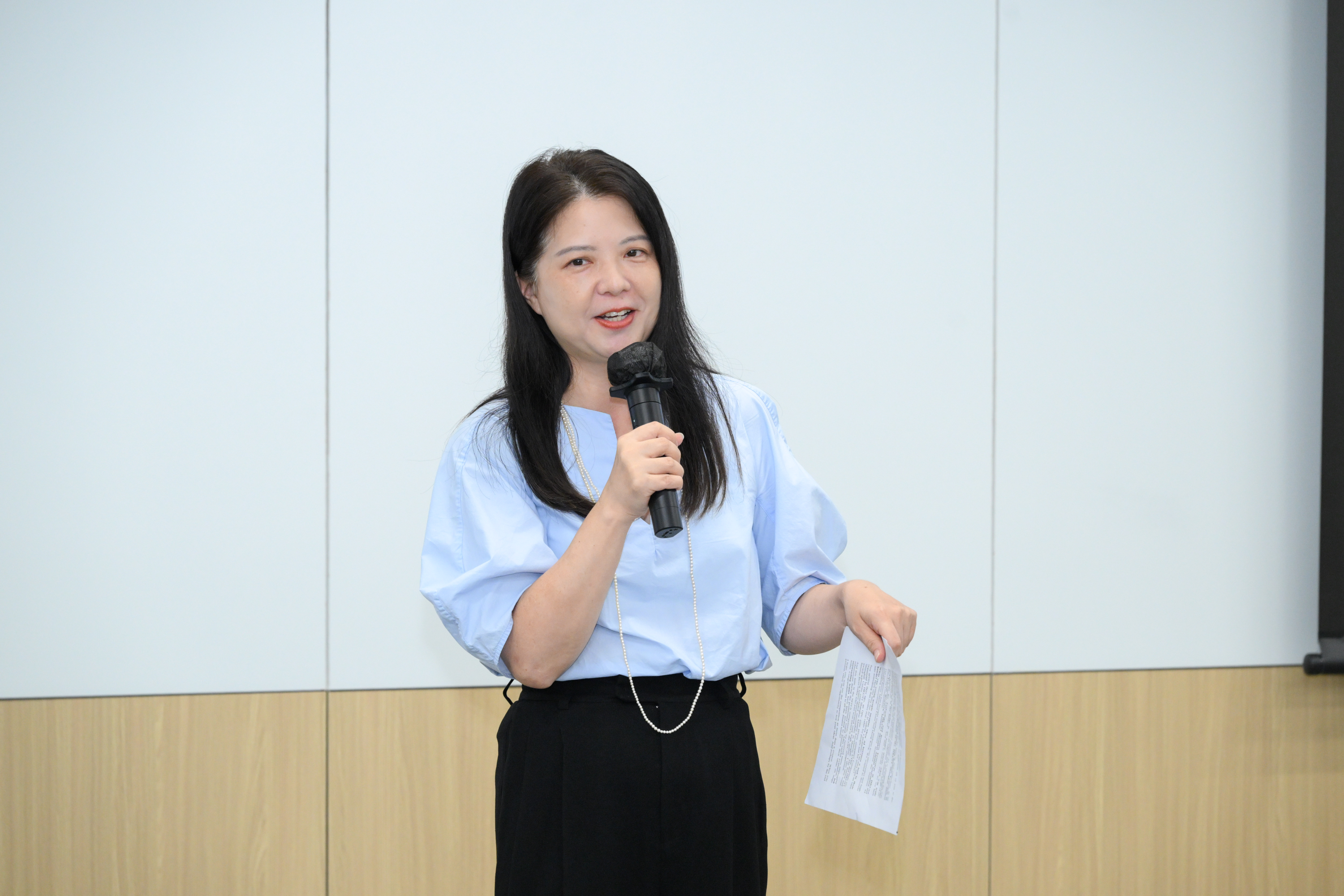 Ms. Tracy LIU, President of HKUST Shanghai Alumni Chapter, Founder of Mingzhu Training Program, and Advisor to CTBE, delivers an opening speech at the Hong Kong edition.