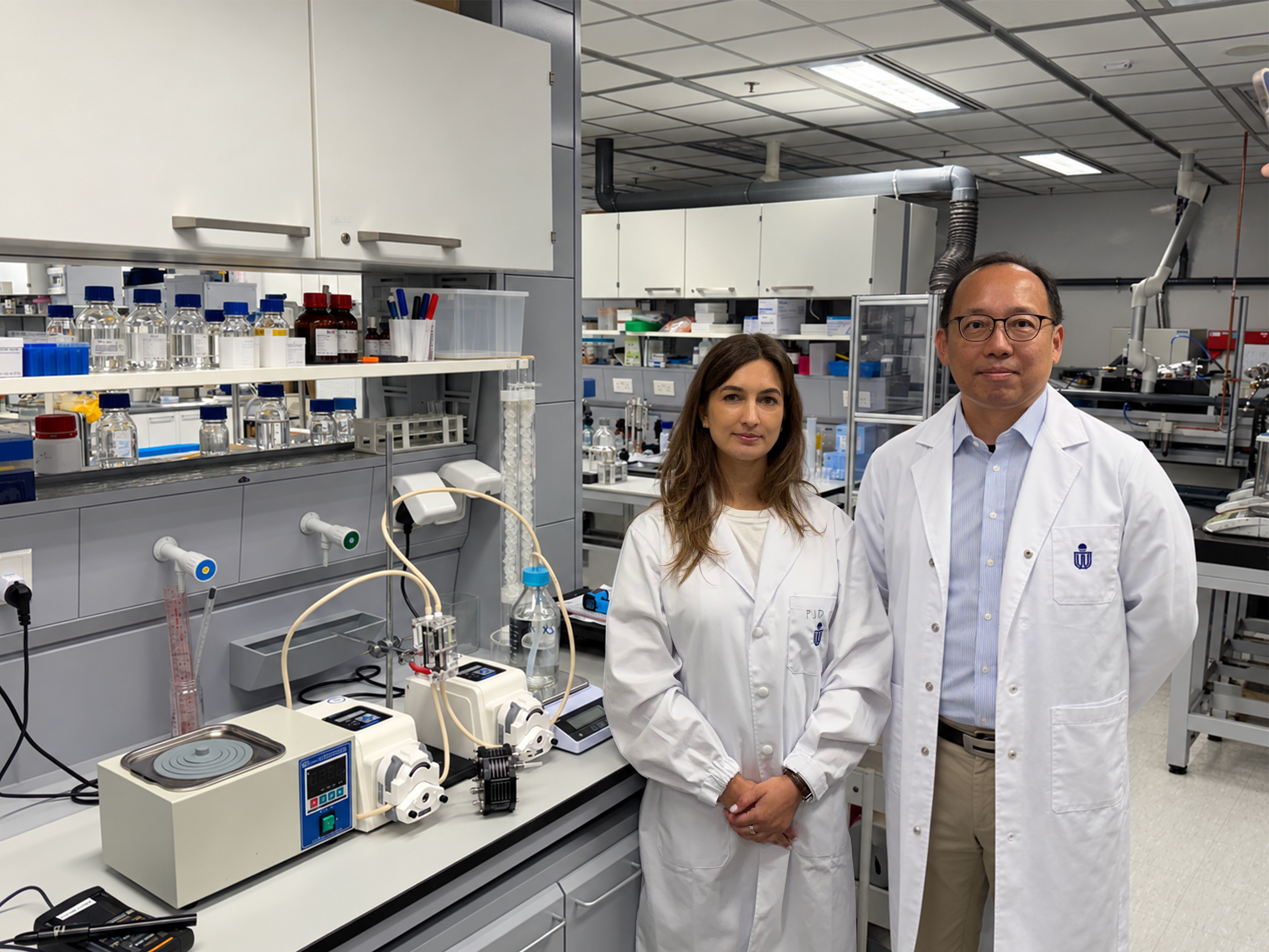 Prof. Shang Chii (right), Professor of the Department of Civil and Environmental Engineering at HKUST, and Dr. Gabriela Scheibel CASSOL (left), postdoctoral fellow in the same department and HKUST PhD graduate in Environmental Engineering, developed a sustainable integrated seawater-to-hydrogen system.