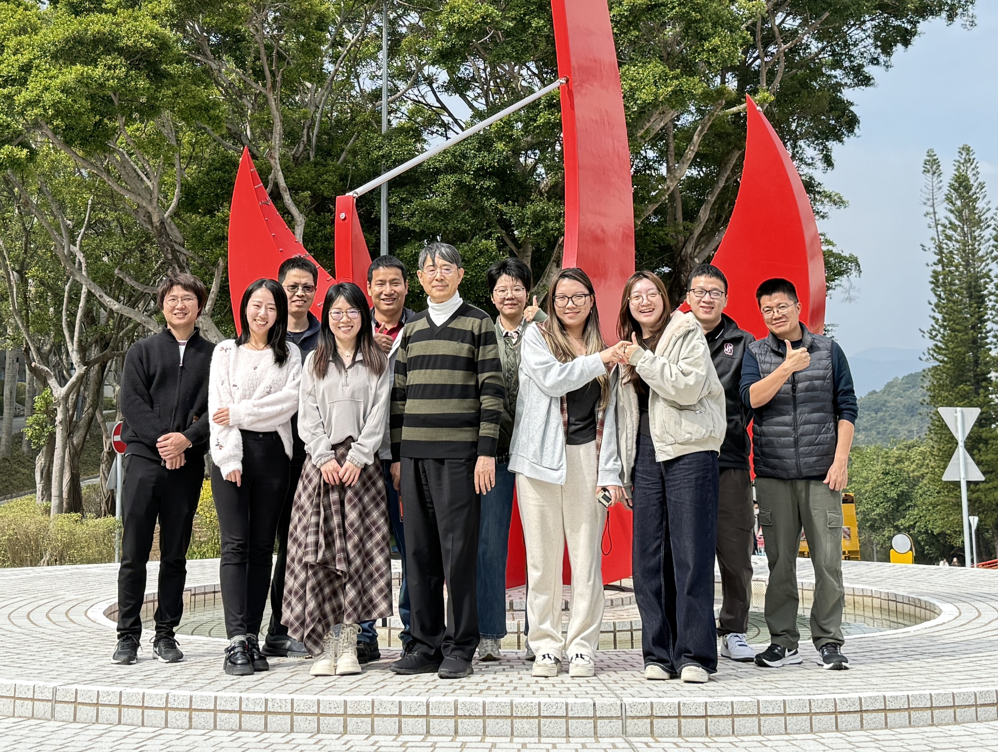 Prof. QIAN Peiyuan (Center), Dr. LAN Yi (fourth from left), and Dr. YAN Guoyong (third from left). 