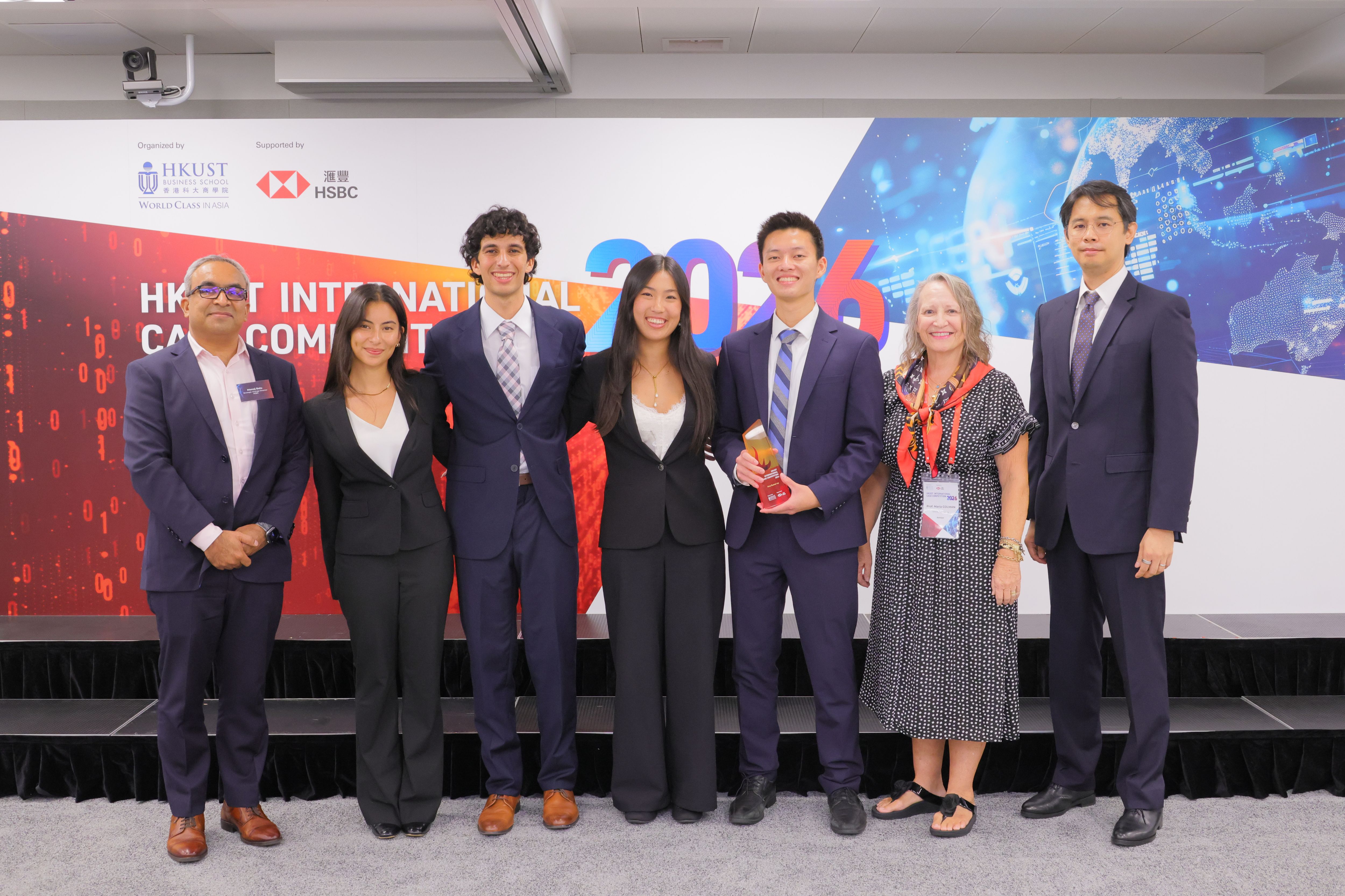 The University of Southern California Marshall School of Business wins the first runner-up, pictured with Prof. Tat Koon KOH, Associate Dean (UG Programs) of the HKUST Business School (first right) and Mr. Manoj BALU, Strategic Change Director, HSBC (first left).