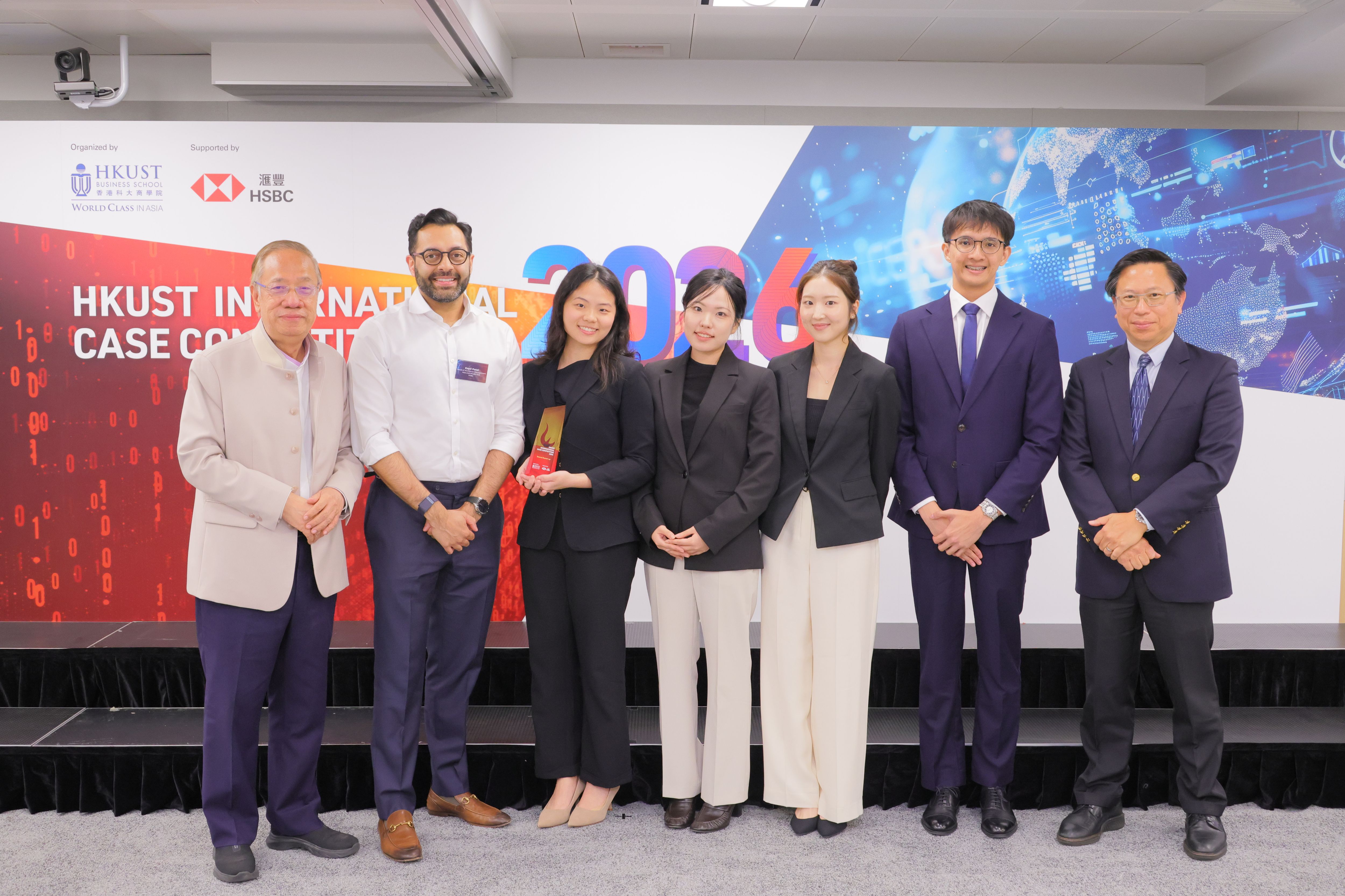 National University of Singapore wins the second runner-up, pictured with Prof Albert IP, HKUST Foundation Chairman, Special Advisor to the Dean of Business and Management, HKUST (first left) and Mr. Kapil PATEL, Head of Workforce Management, Asia and Middle East, HSBC (second left).