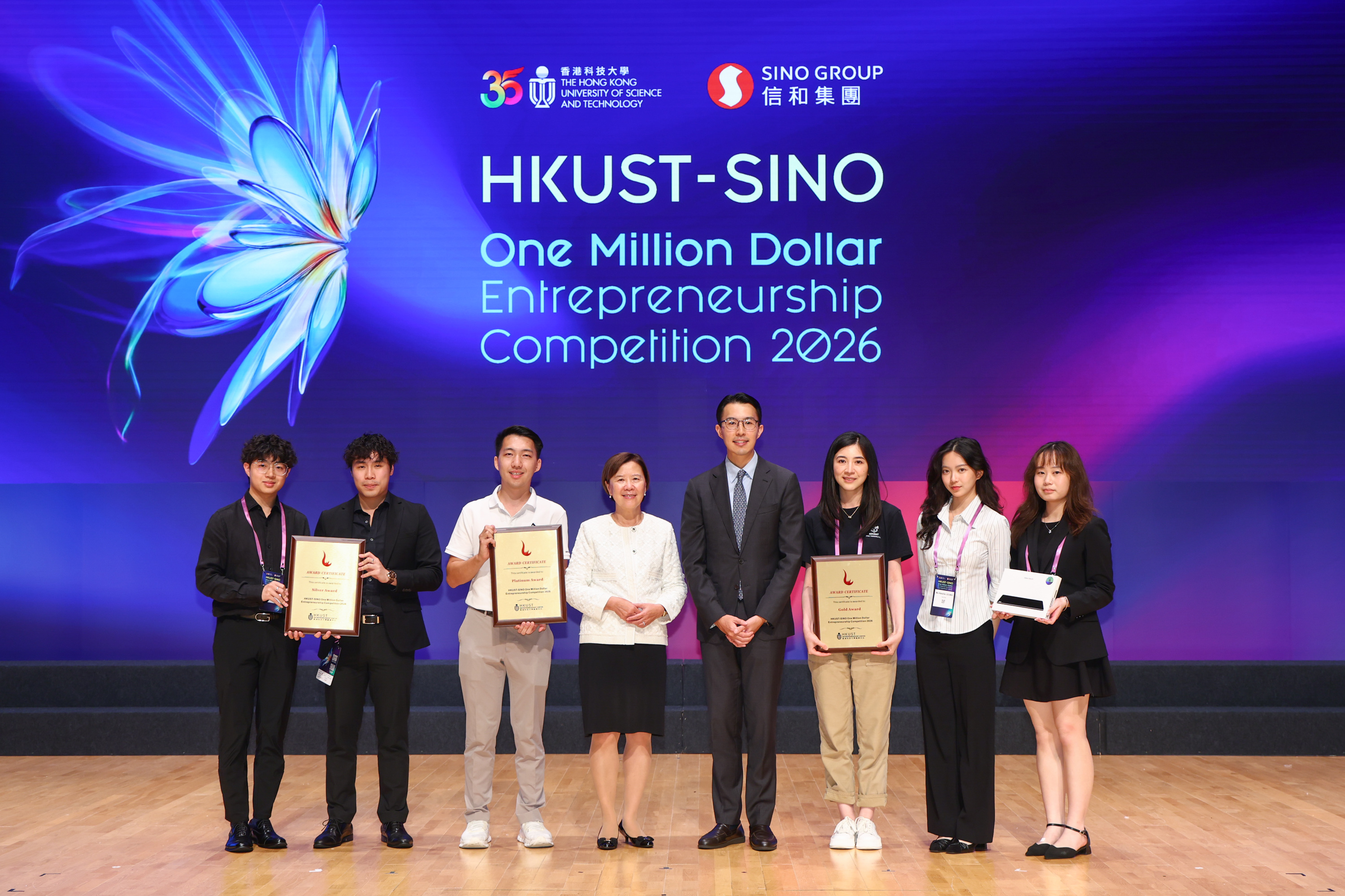 Prof. Nancy IP, President of HKUST (fourth from left), and Mr. David NG, Deputy Chief Executive Officer of Sino Group (fourth from right), posed for a photo with the Platinum Award (Champion), Gold Award (1st runner-up) and Silver Award (2nd runner-up) winners of the HKUST Track.