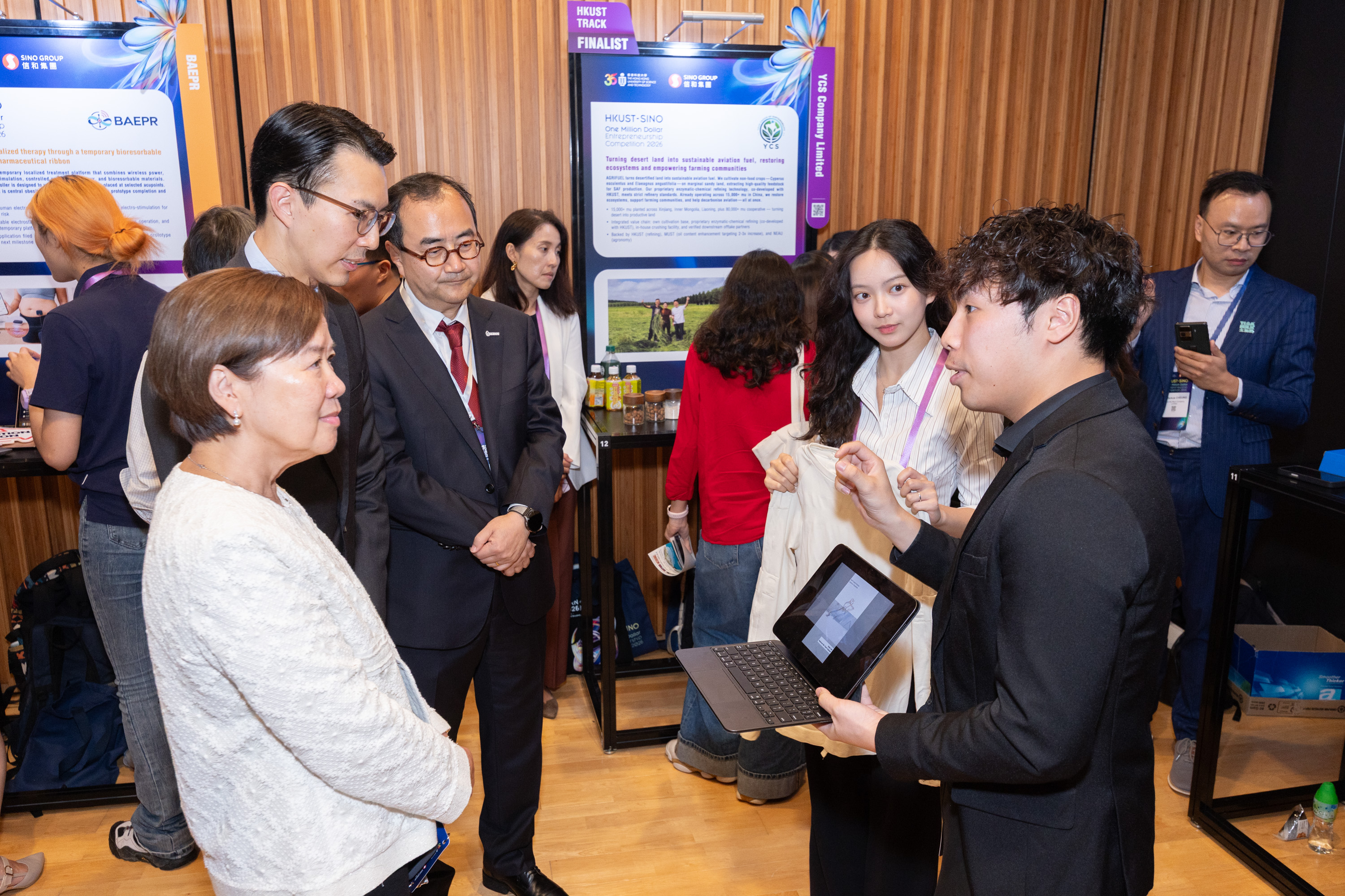 Prof. Nancy IP, President of HKUST and Mr. David NG, Deputy Chief Executive Officer of Sino Group exchanged views with representatives of the finalist teams.