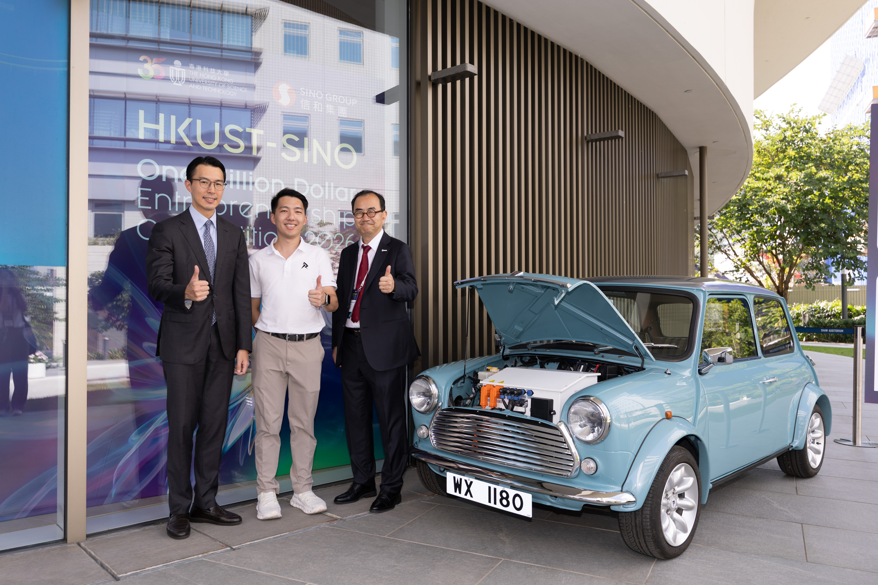 Mr. David NG, Deputy Chief Executive Officer of Sino Group exchanged views with representatives of the finalist teams.