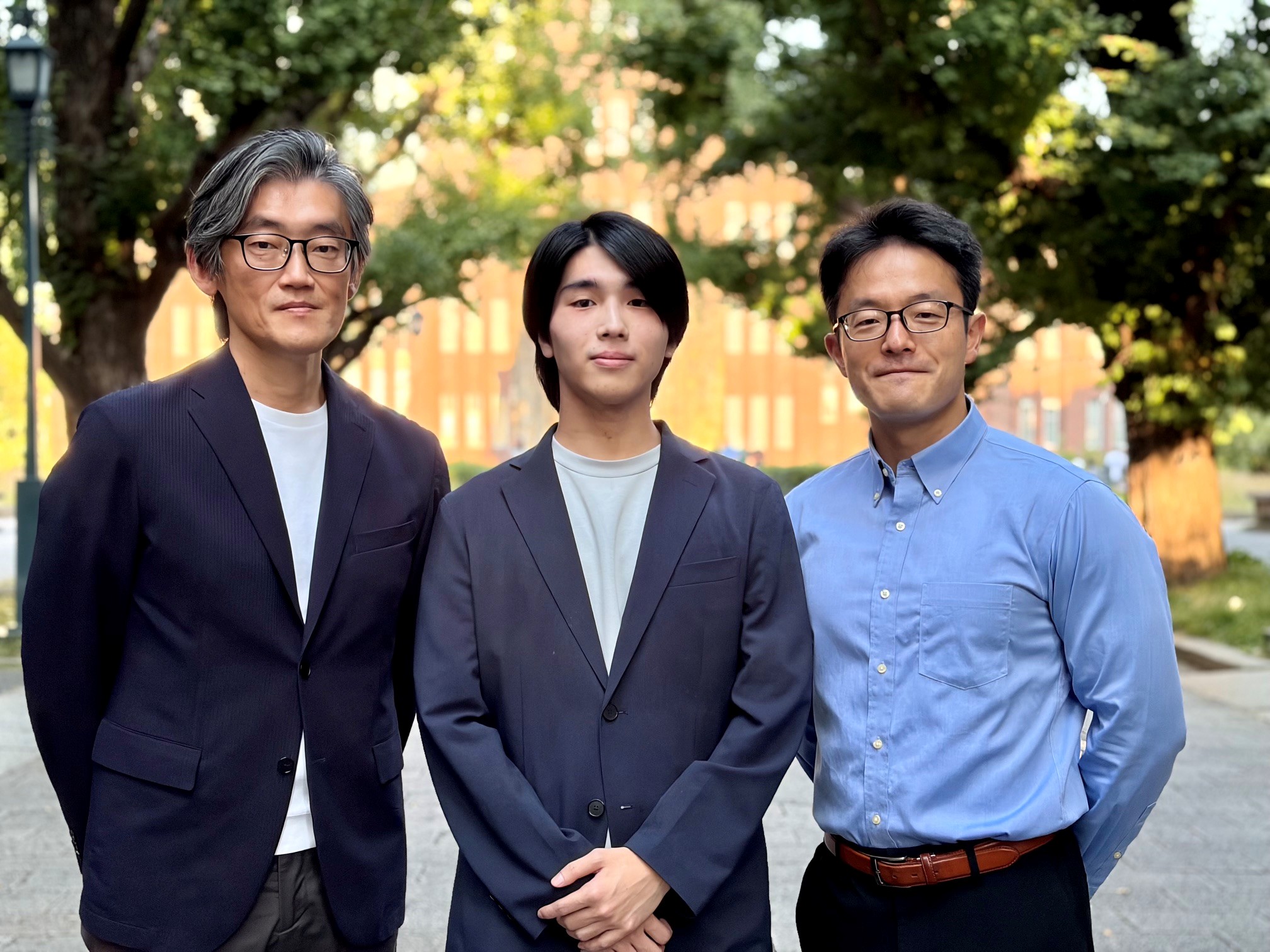 科大物理系及賽馬會高等研究院教授渡辺悠樹教授（右），與東京大學求幸年教授（左）及研究生渡邊瀨名（中）合照。