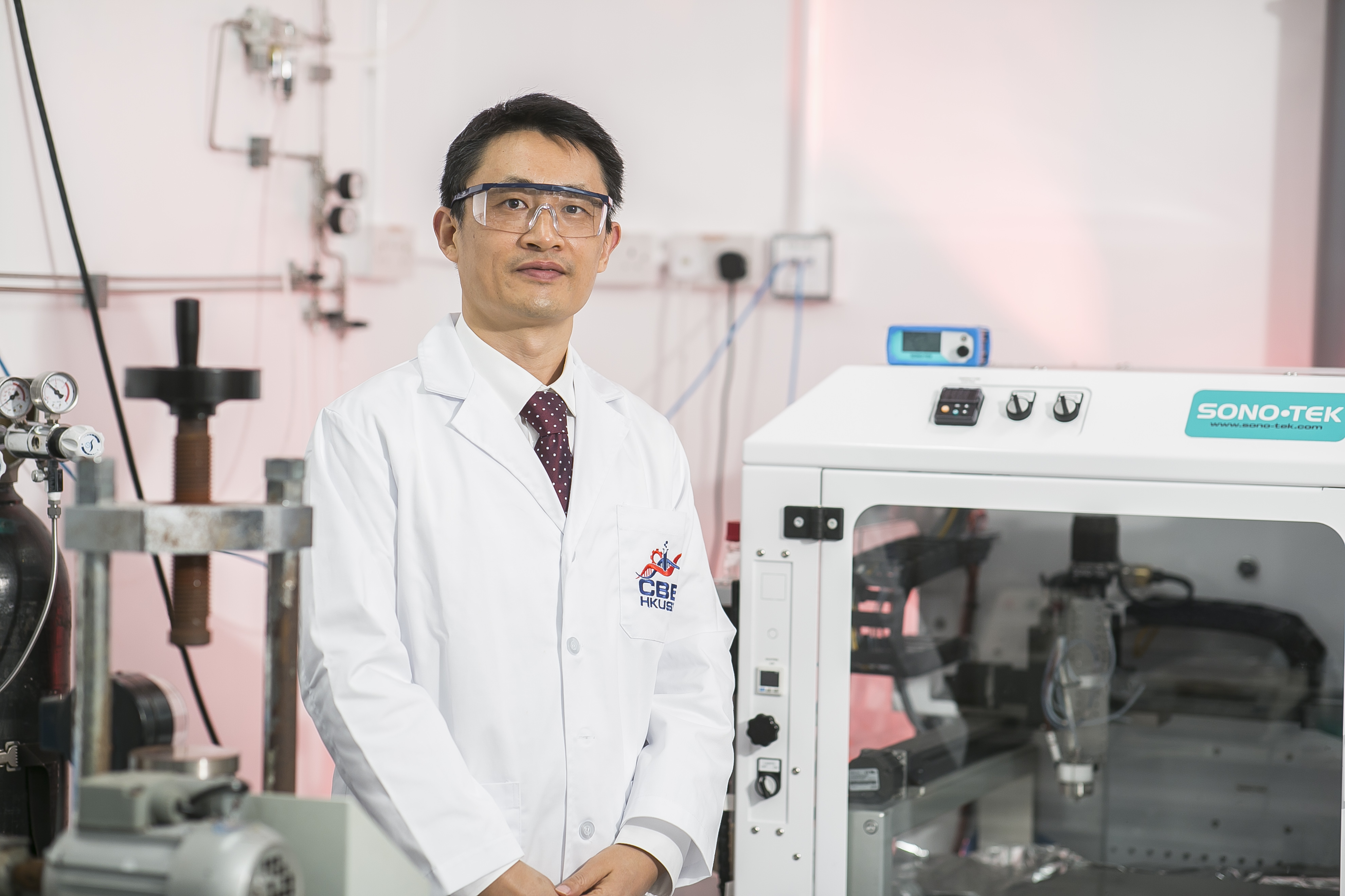 科大张英灿能源工程及环境学教授、化学及生物工程学系系主任兼讲座教授邵敏华教授带领团队研发崭新的锂金属电池动态集成技术，有助推动开发更轻、更耐用且安全的电池。