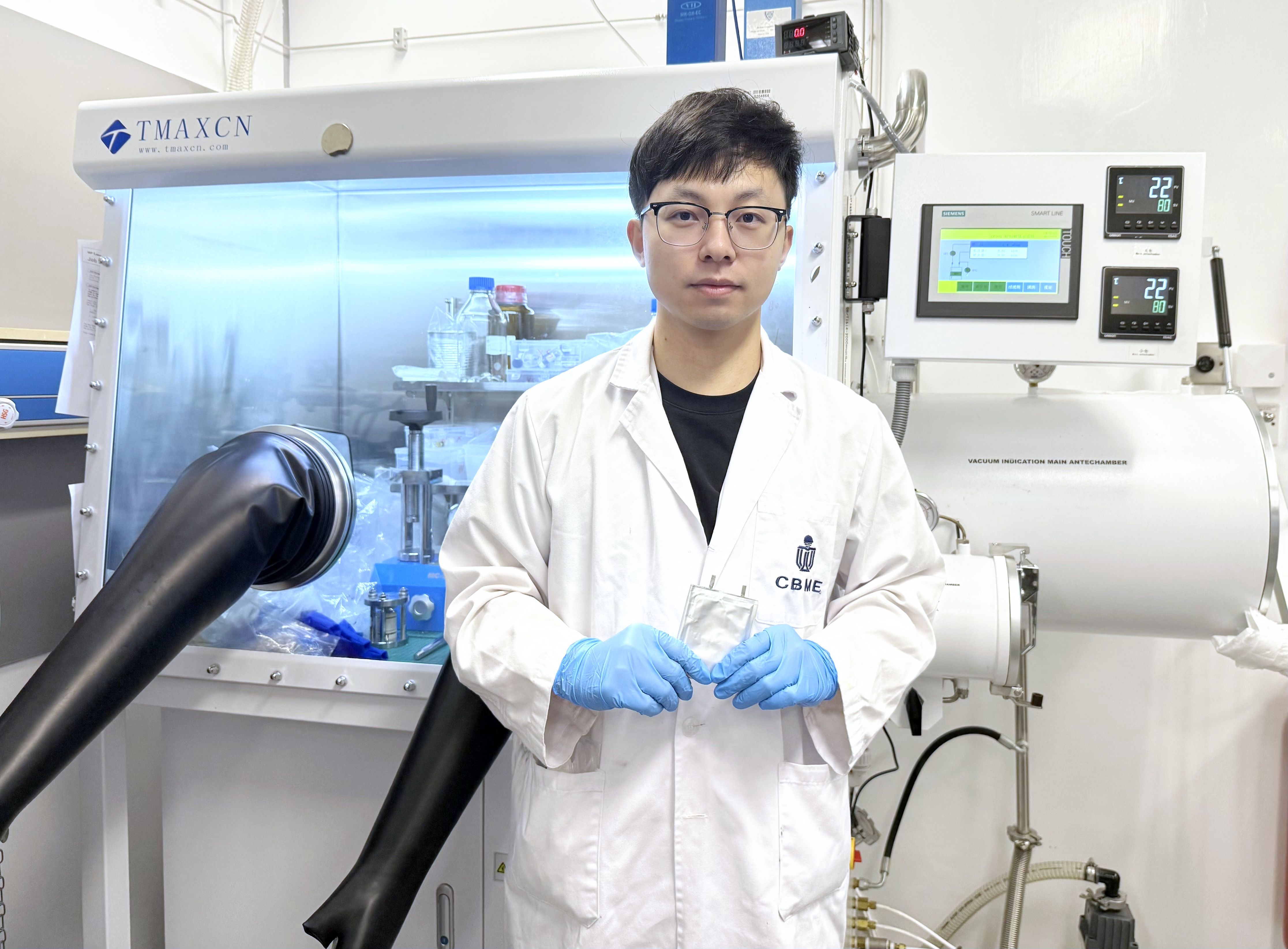 研究第一作者、科大化学及生物工程学系博士后研究员陈云逸博士展示团队开发的无负极锂金属软包电池。