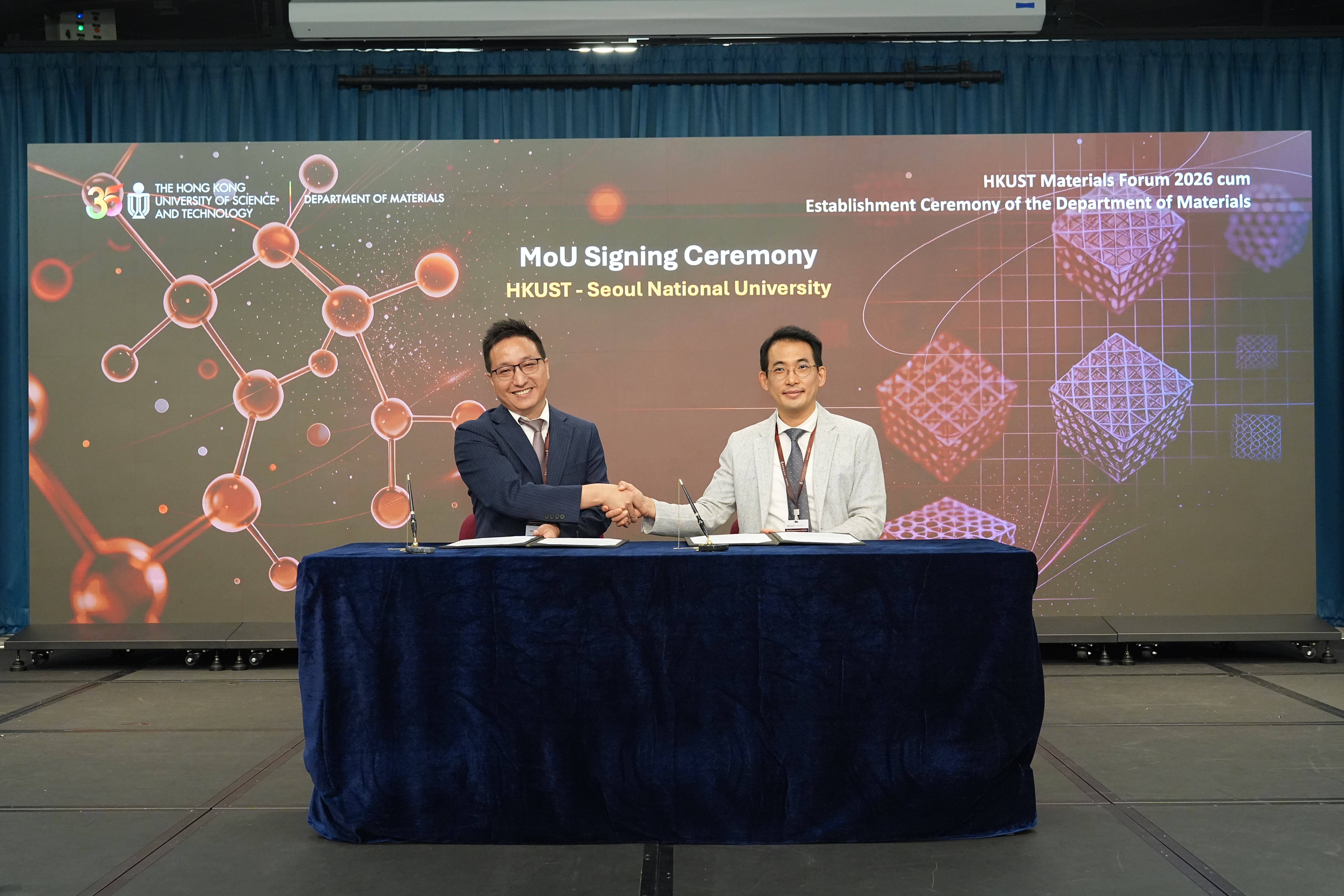 科大材料学系署理系主任周圆圆教授（右）与首尔大学签署合作备忘录。