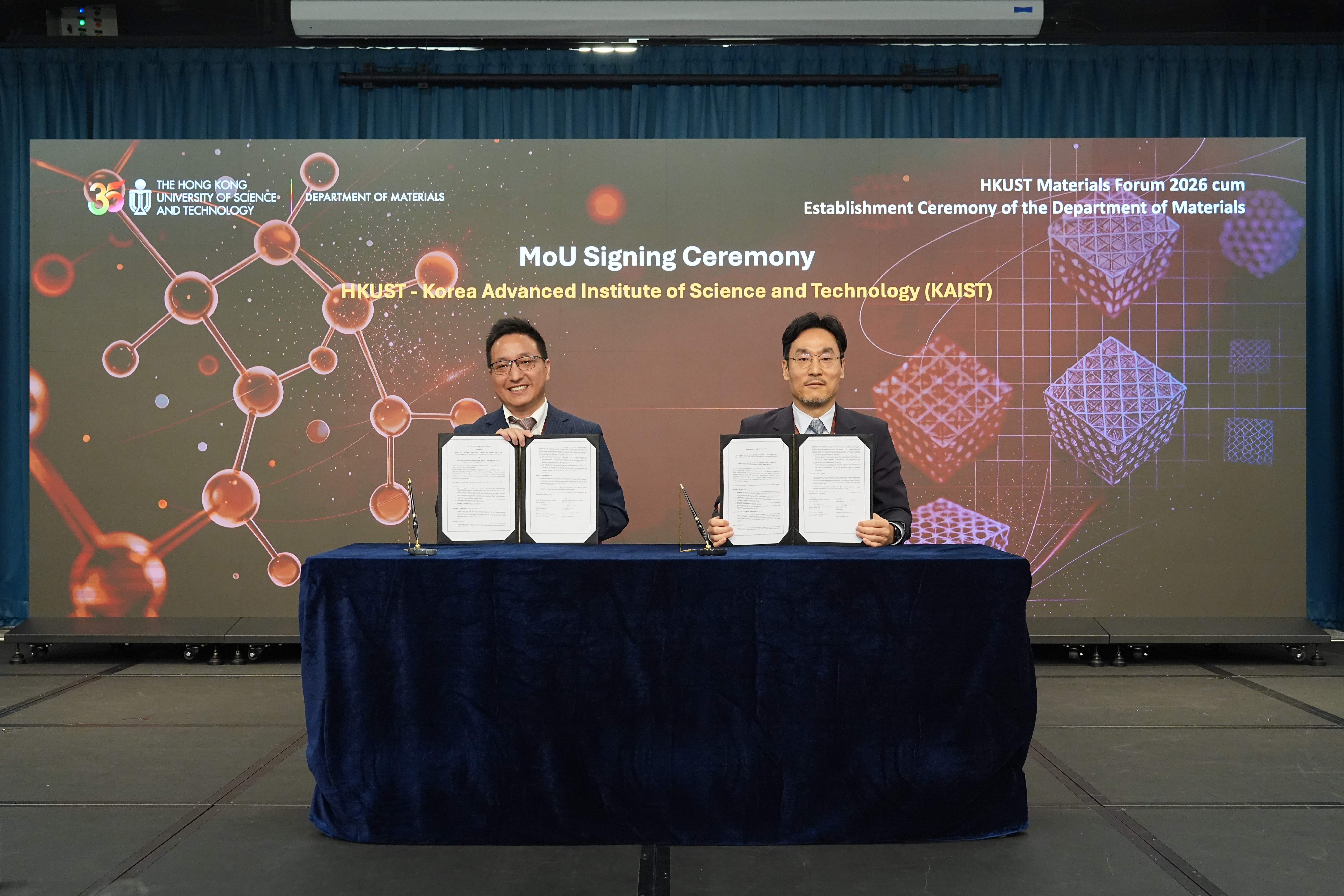 科大材料学系署理系主任周圆圆教授（右）与韩国科学技术院（KAIST）签署合作备忘录。