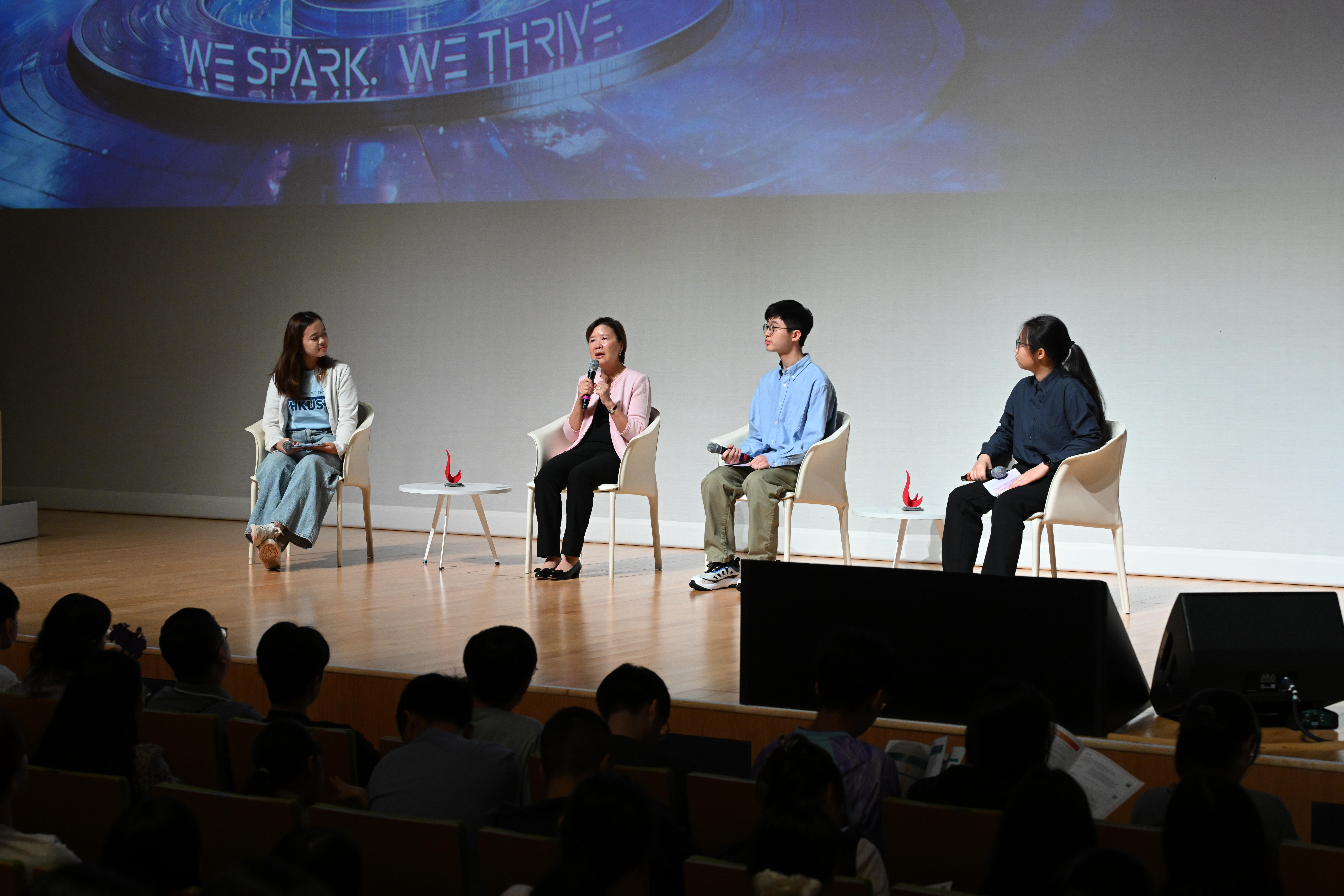 Prof. Nancy IP, President of HKUST (second left) engaged in an inspiring dialogue with alumna and secondary school students during the "JUPAS Admissions Talk." 