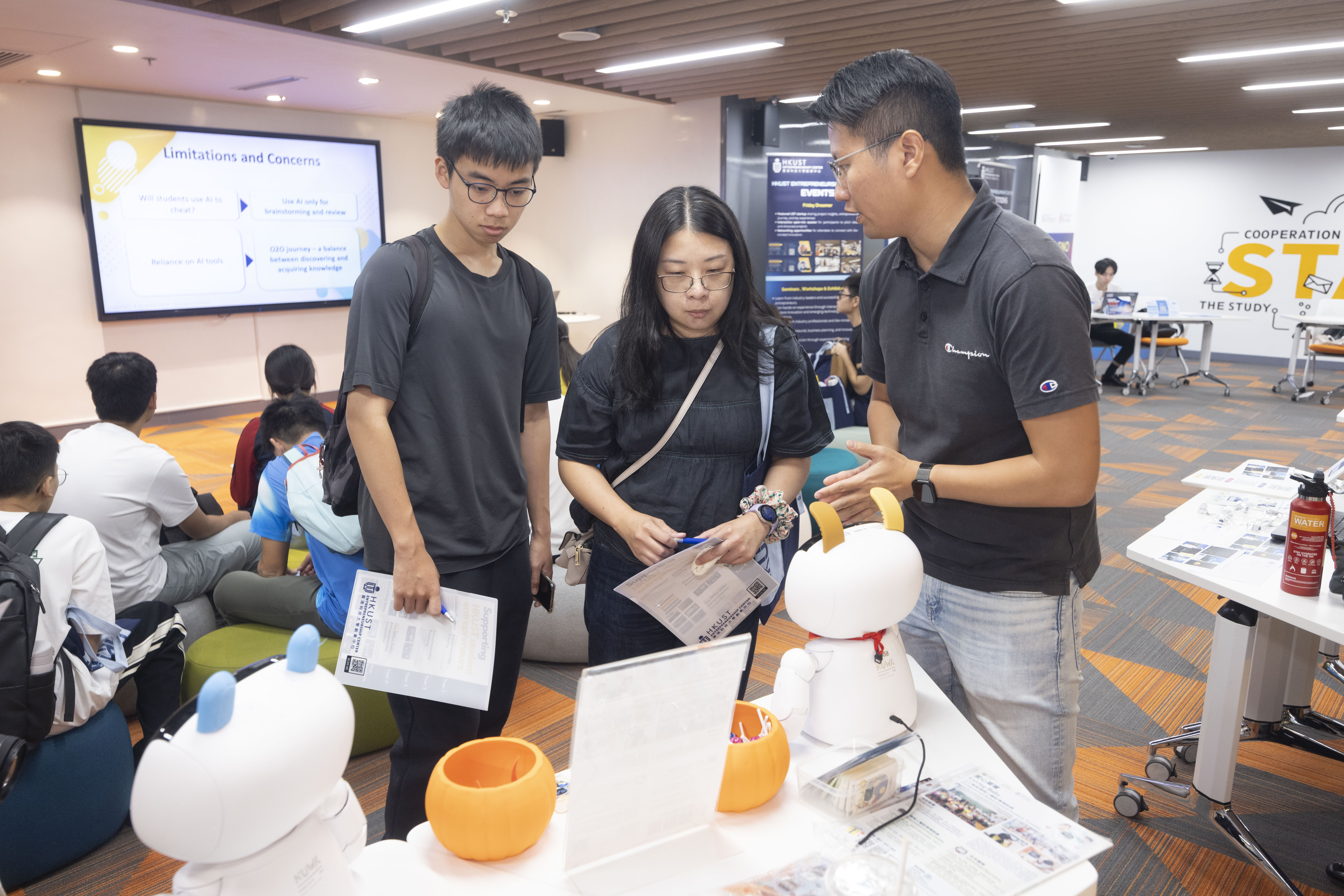 HKUST-incubated start-ups exchanged entrepreneurial ideas and practical insights with visiting students and parents.