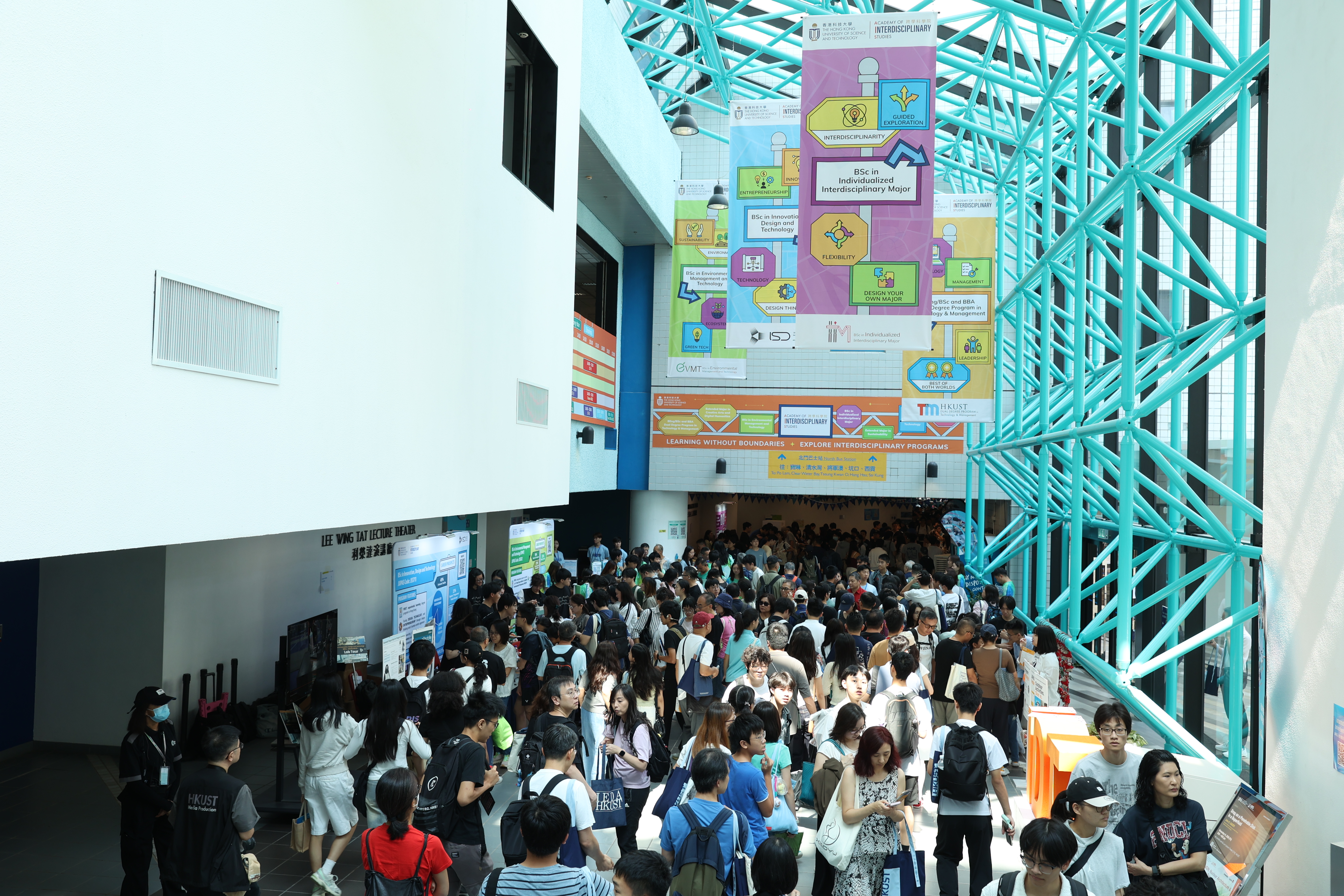 Prospective students and parents participated in admission talks, interactive workshops and laboratory tours hosted by HKUST’s Schools and interdisciplinary divisions, gaining hands-on experience with cutting-edge technology and innovative approaches.