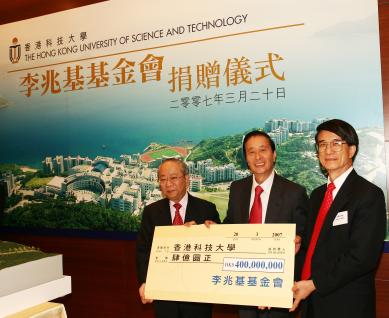 Dr Lee Shau Kee presents a HK$400 million cheque to Dr John C C Chan and President Paul Chu