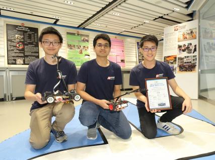 于第13届全国大学生「恩智浦杯」智能汽车竞赛（华南赛区）获一等奖的（左起）张志荣、Amrutavarsh Sanganabasappa Kinagi和李峻羲在Dream Team Open Lab展示他们的小型智能车