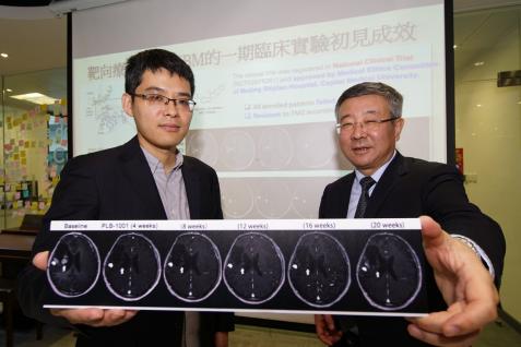 王吉光教授（左）與江濤教授合作實驗基因突變機制的臨床應用，為化療無效的腦癌患者提供新療法。