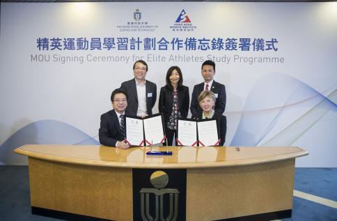 Prof. PONG Ting-Chuen, HKUST Acting Provost (front left) and Dr. Trisha LEAHY, HKSI Chief Executive (front right) sign MoU under the witness of HKUST Vice-President for Institutional Advancement Prof. Sabrina LIN (back middle); HKUST Acting Dean of Students Prof. King CHOW (back left), and HKSI Director of Community Relations and Marketing Mr. Ron LEE (back right).