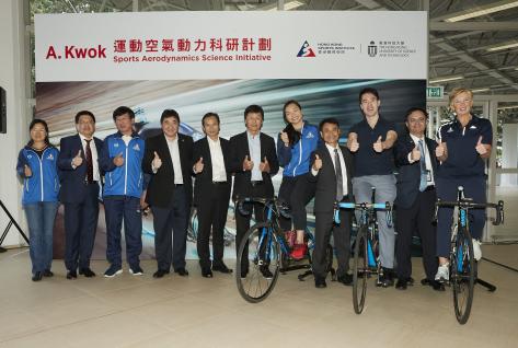 Witnesses of the ceremony include Dr. Raymond SO (second right), HKSI Director of Elite Training Science and Technology; Prof. MOK Kwok-tai (fourth right), Associate Dean of Engineering (Undergraduate Studies) of HKUST; Ms. LEE Wai-sze (fifth right), HKSI elite cycling athlete; Mr. YEUNG Tak-keung (middle), Commissioner for Sports; Mr. LEUNG Hung-tak (fifth left) , Chairman of the Cycling Association of Hong Kong, China; Mr. Tony Choi (fourth left), HKSI Deputy Chief Executive; and Mr Shen Jinkang (third le