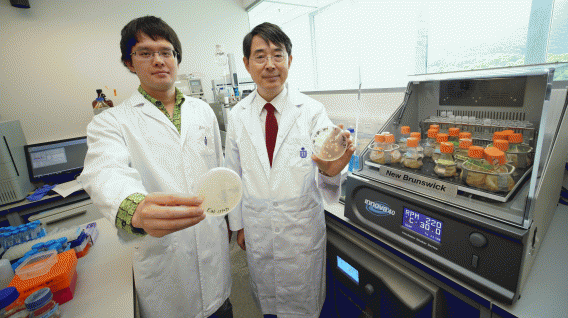 钱培元教授(右)及其研究团队成员李忠瑞利用图右的仪器培植细菌