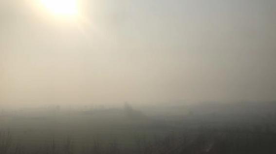 河北乃中国受雾霾影响最严重的一个省份之一。图片摄于今年12月1日。 (图片: LIU Guorui)