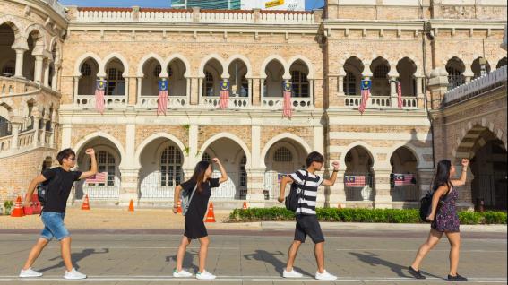 大學三年級，柯嘉寶（左一）跨越「舒適圈」，前往新加坡國立大學當交換生展開一個學期的海外學習生活。