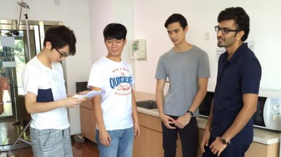 為了不再懼怕說英語，柯嘉寶（左二）主動夥拍幾位非本地學生，參與微電影攝製工作。