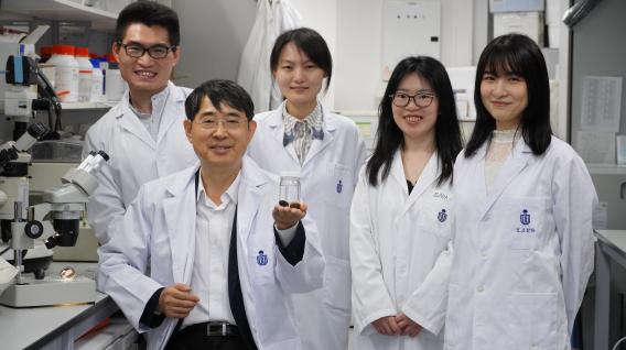Prof. Qian Peiyuan(front) and his research team  