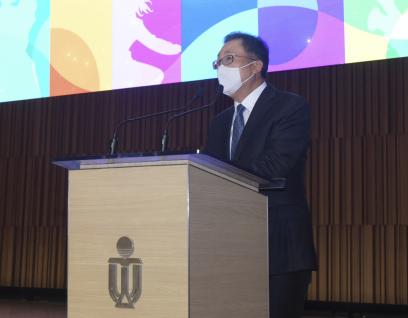 Mr. Raymond Chan delivers speech at the ceremony