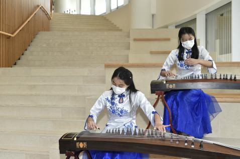 A pair of HKUST students perform Guzheng both before and during the Opening ceremony. 