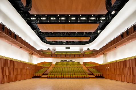 逸夫演藝中心是個多用途場地，具有十款不同的空間組合，於音樂會模式時可容納約850人，於平層模式時則可容納約1,300人。 (Henning Larsen Architects提供相片)
