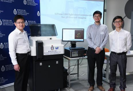  (左起) 杜胜望教授及他的研究团队赵腾博士与赵陆伟博士研发出新一代显微镜。